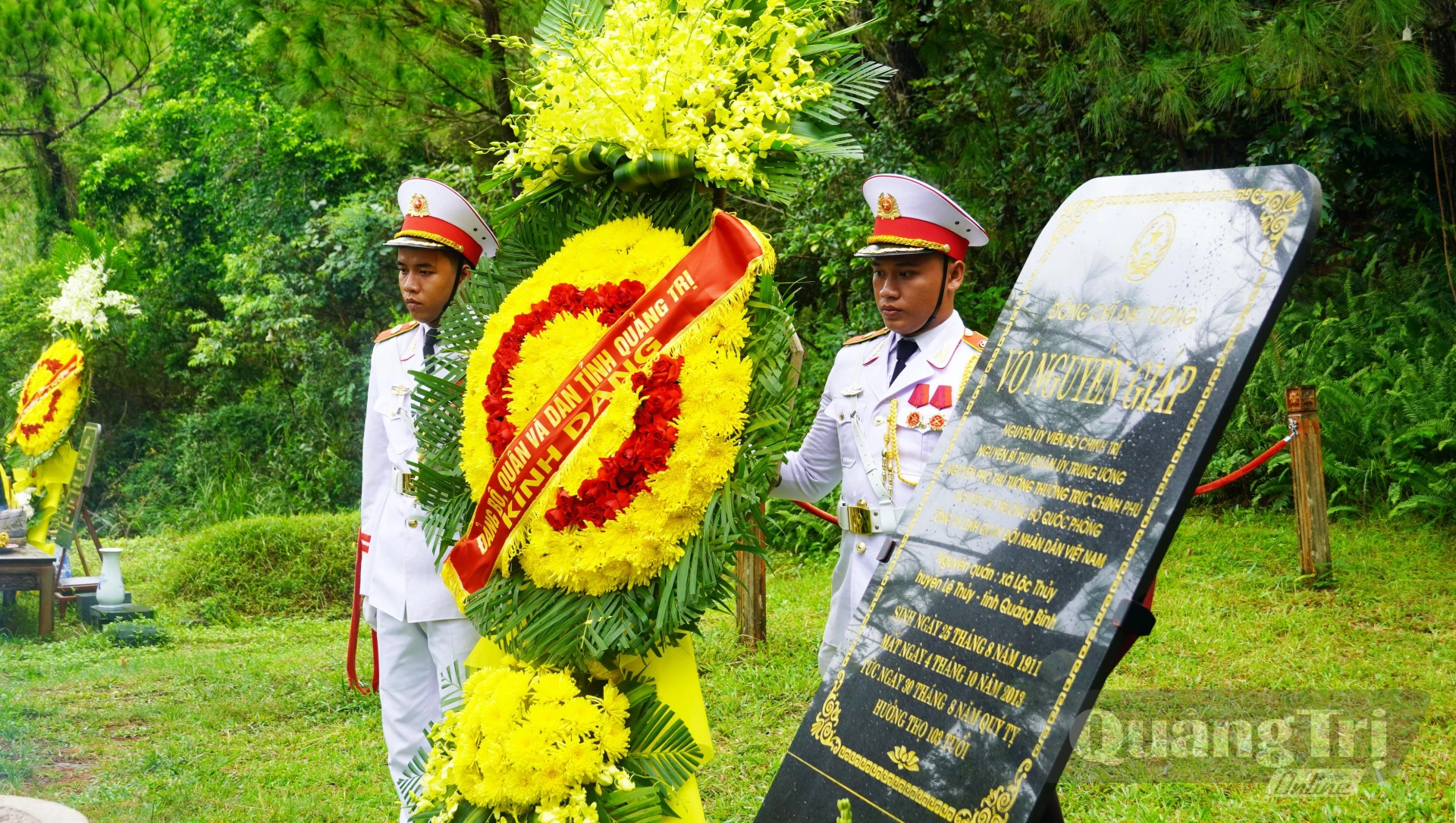 Vòng hoa tươi thắm của Đảng bộ, quân và dân Quảng Trị kính dâng lên Đại tướng - Ảnh: N.M