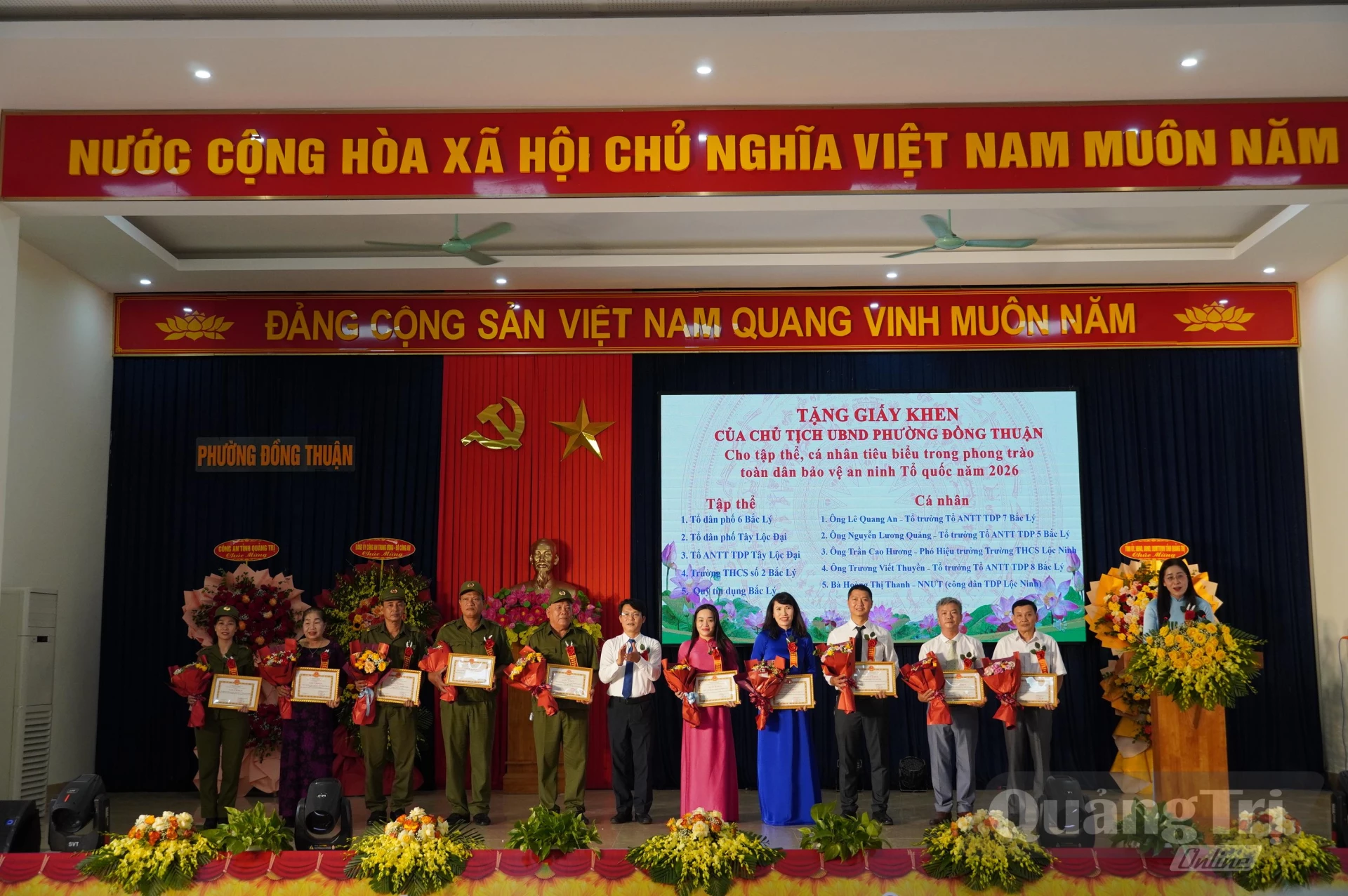 Các tập thể, cá nhân được các cấp khen thưởng vì có thành tích xuất sắc trong phong trào Toàn dân bảo vệ ANTQ - Ảnh: X.P