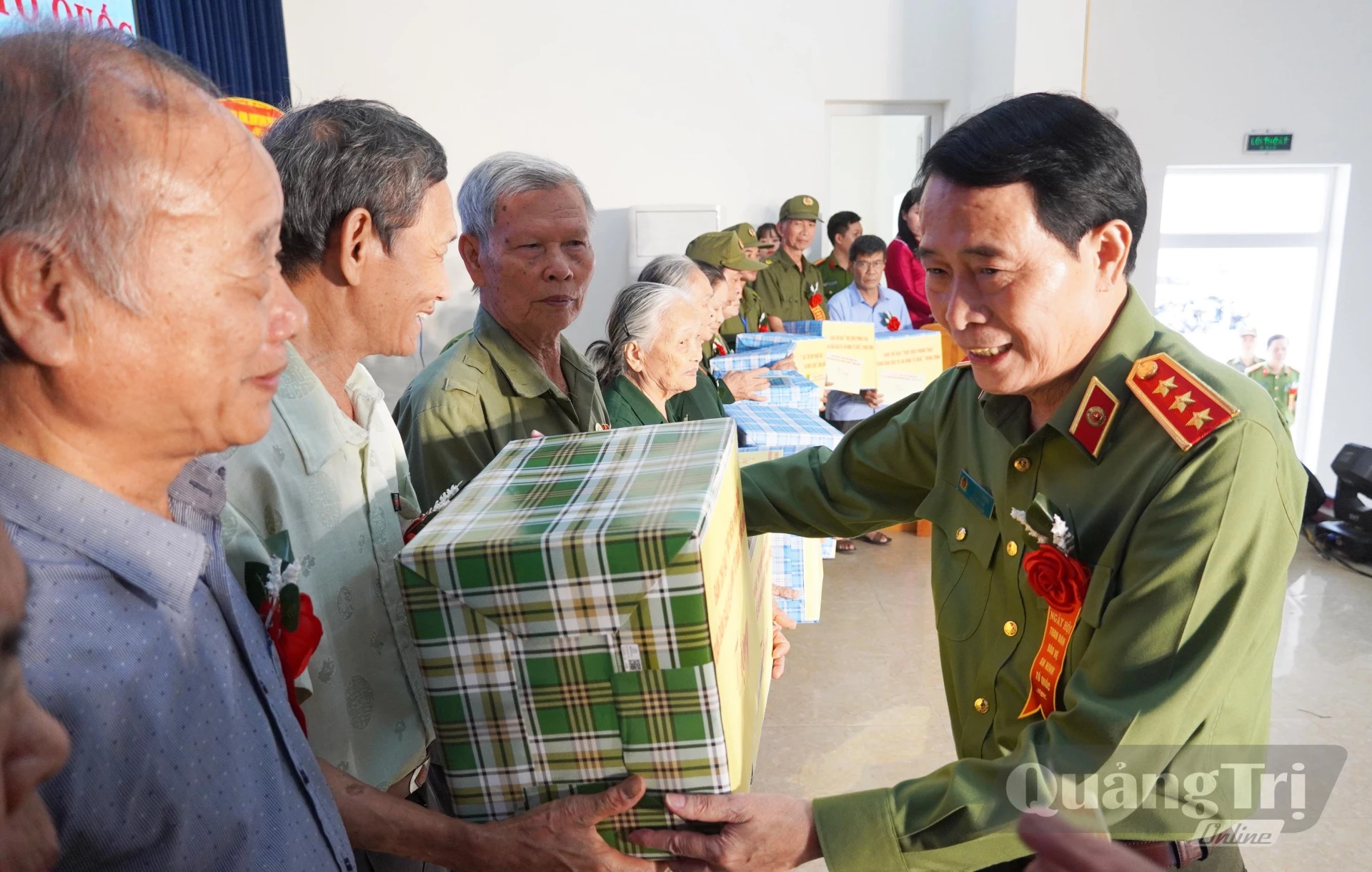 Đồng chí Thượng tướng Lê Quốc Hùng, Thứ trưởng Bộ Công an tặng quà cho các gia đình chính sách trên địa bàn phường Đồng Thuận - Ảnh: X.P