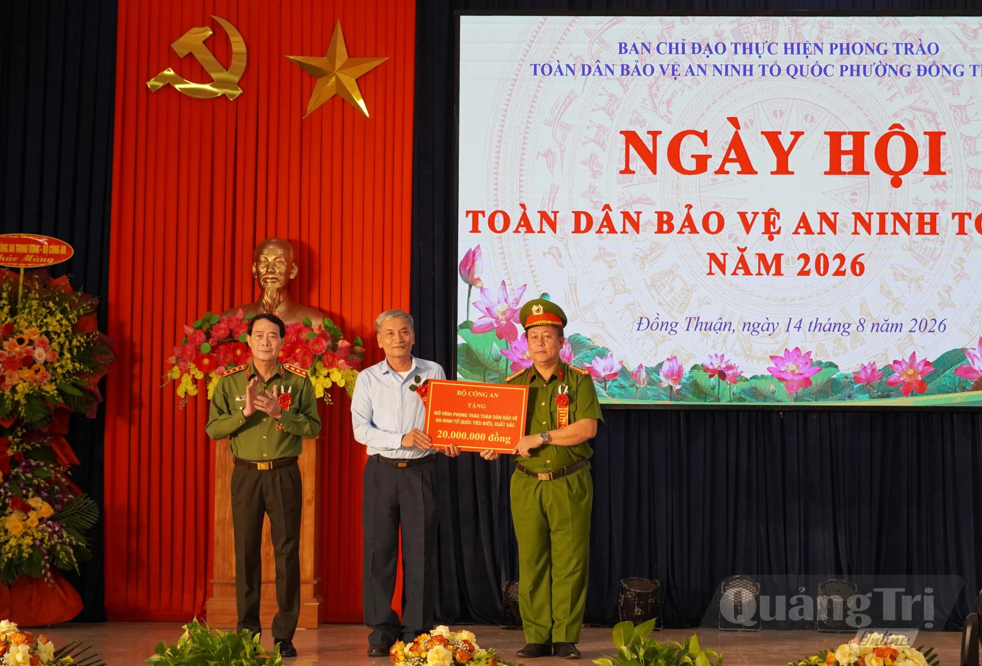 Bộ Công an tặng quà cho mô hình Bản không ma túy của xã Trường Sơn - Ảnh: X.P
