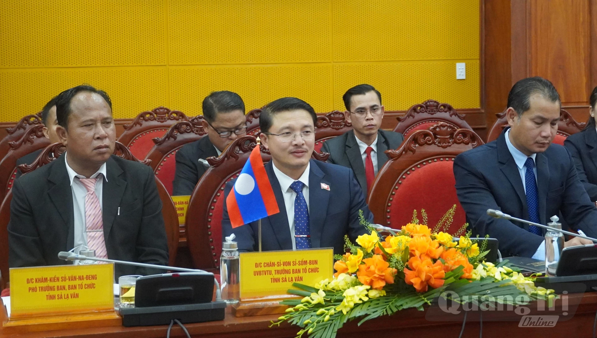 Đồng chí Chăn-sỉ-lon Sỉ-sổm-bun, Ủy viên Ban Thường vụ, Trưởng Ban Tổ chức tỉnh Sạ Lả Văn phát biểu tại buổi hội đàm - Ảnh: N.M