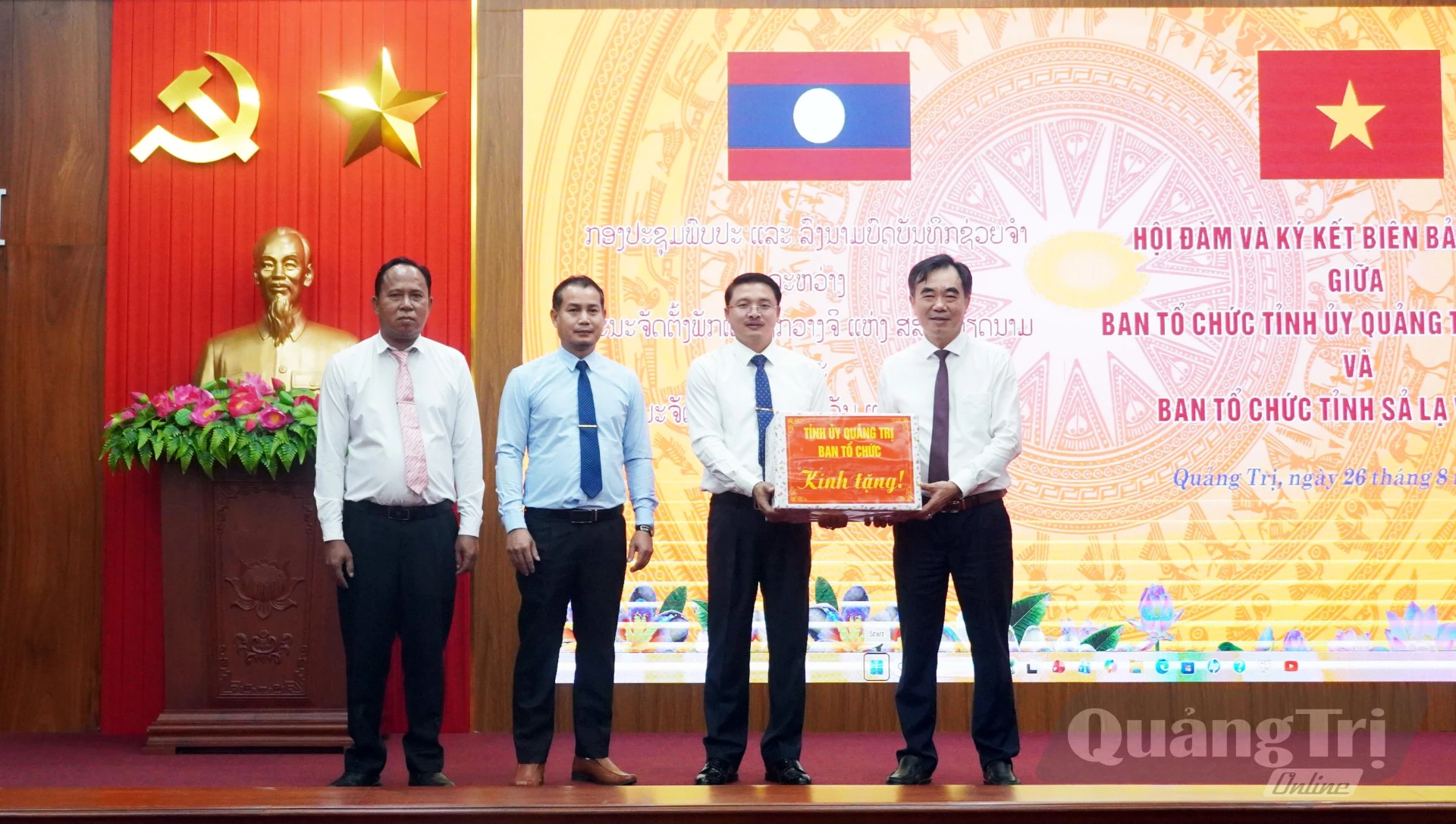 Đồng chí Nguyễn Lương Bình, Ủy viên Ban Thường vụ Tỉnh ủy, Trưởng Ban Tổ chức Tỉnh ủy tặng quà lưu niệm cho Ban Tổ chức tỉnh Sả Lạ Văn - Ảnh: N.M