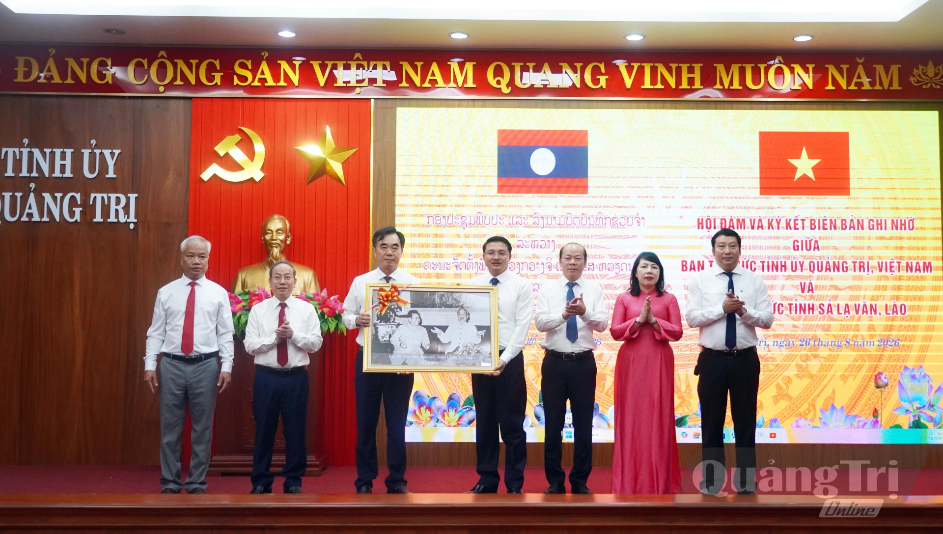 Hai đoàn trao quà lưu niệm - Ảnh: N.M
