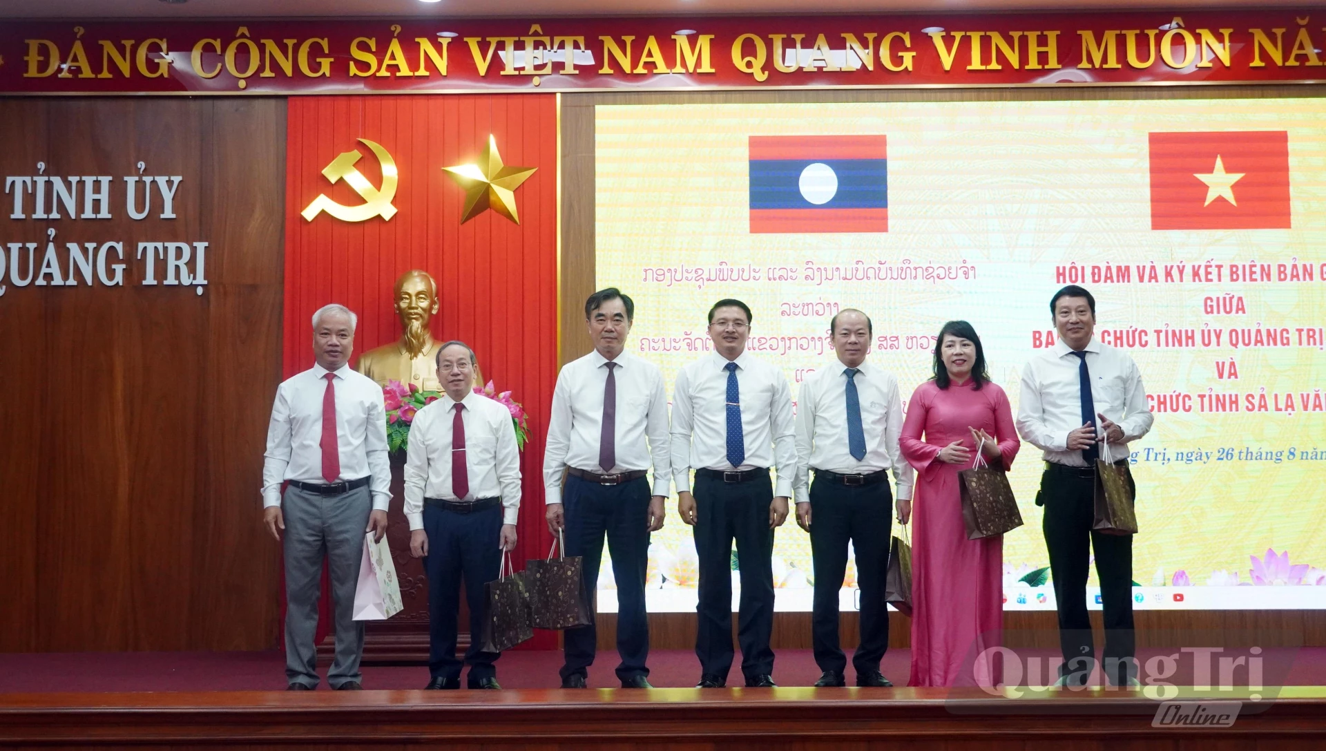 Hai đoàn trao quà lưu niệm - Ảnh: N.M

