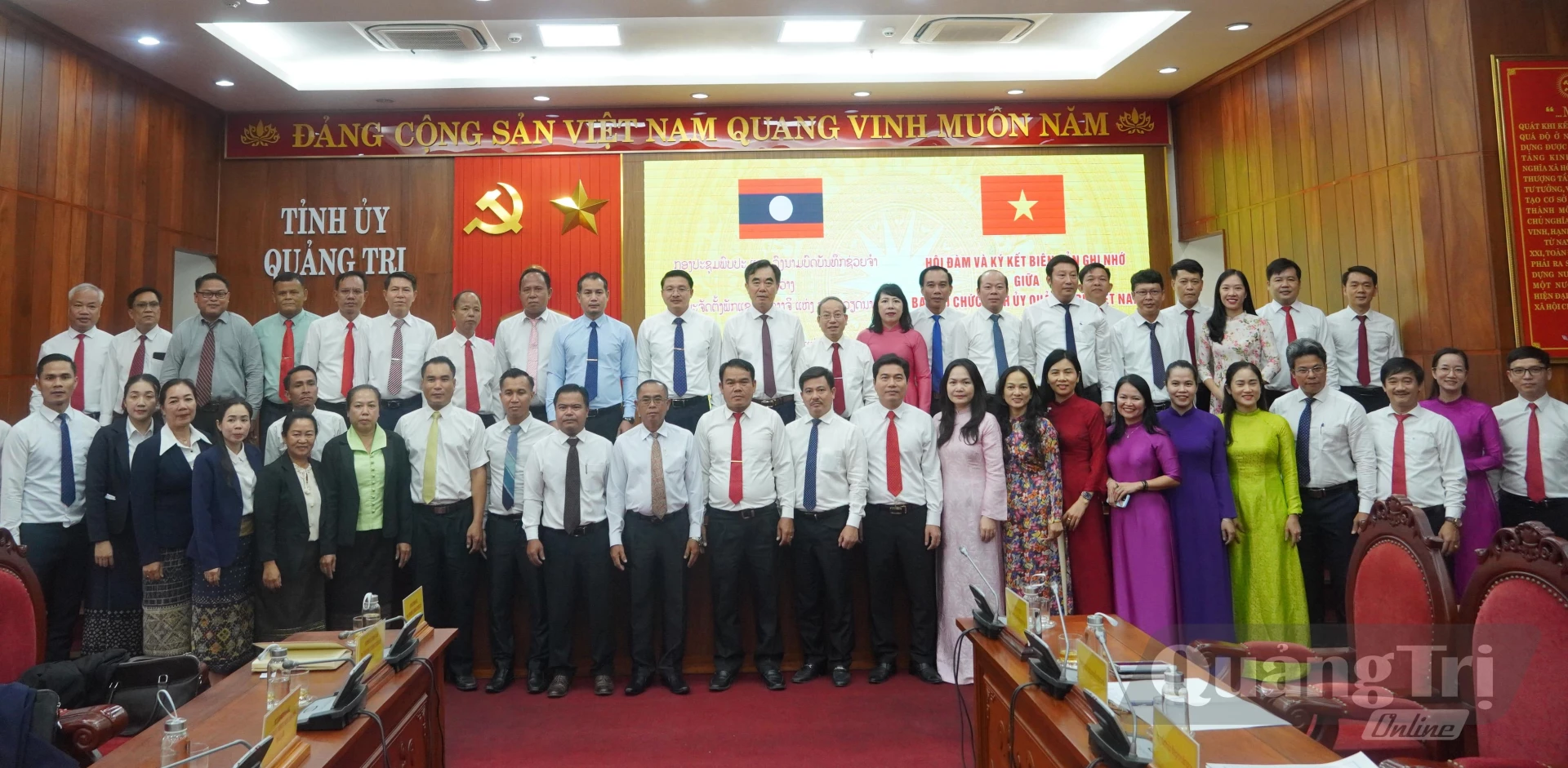 Đại biểu chụp ảnh lưu niệm tại buổi hội đàm - Ảnh: N.M