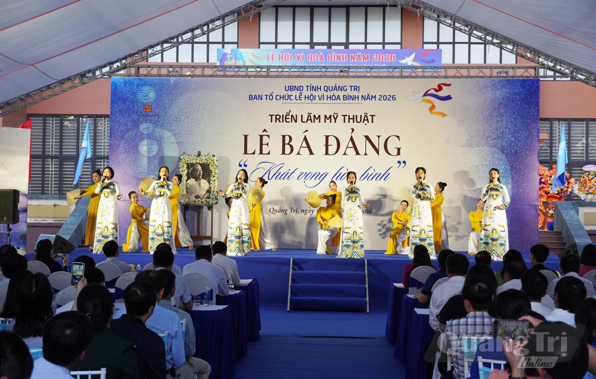 Chương trình nghệ thuật chào mừng khai mạc triển lãm - Ảnh: X.P