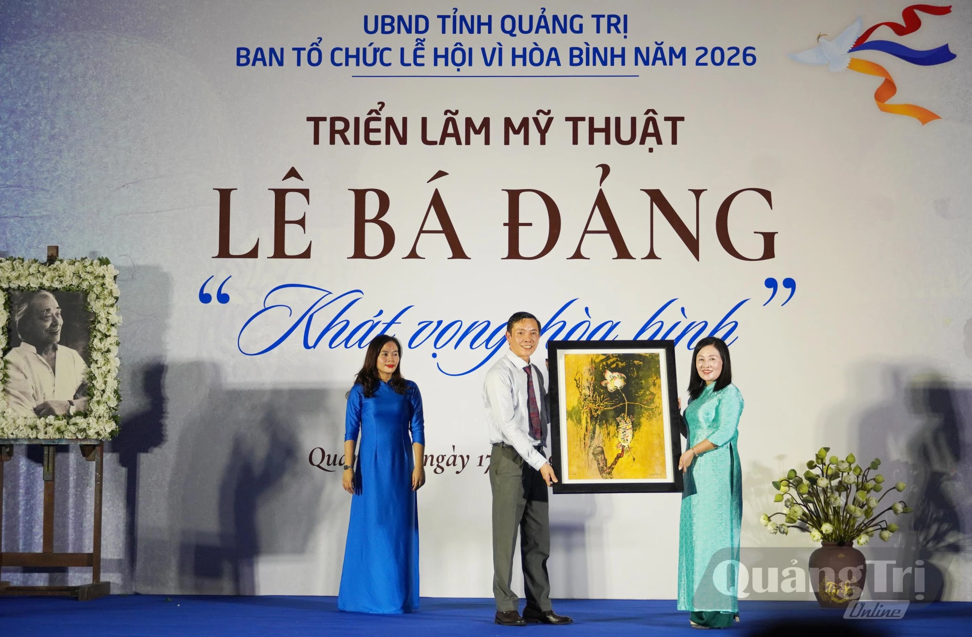 Gia đình cố họa sĩ Lê Bá Đảng đã  trao tặng các tác phẩm hội họa cho Bảo tàng Quảng Trị - Ảnh: X.P
