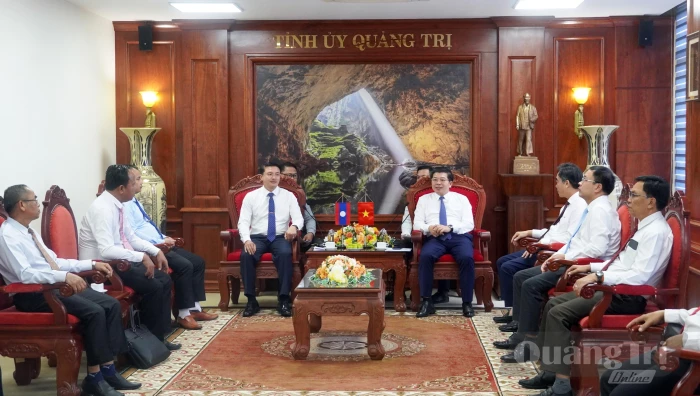 Thường trực Tỉnh ủy tiếp xã giao đoàn công tác Ban Tổ chức tỉnh Sả Lạ Văn