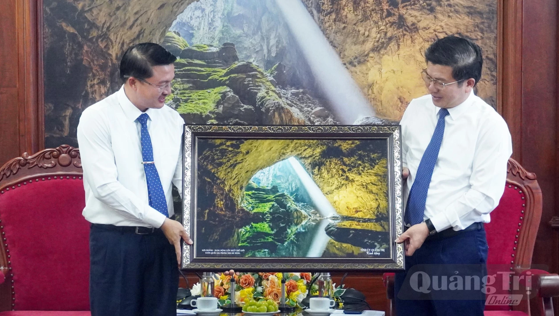 Đồng chí Trần Vũ Khiêm, Phó Bí thư Thường trực Tỉnh ủy, Trưởng đoàn ĐBQH tỉnh tặng quà lưu niệm cho đoàn công tác Ban Tổ chức tỉnh Sả Lạ Văn - Ảnh: N.M