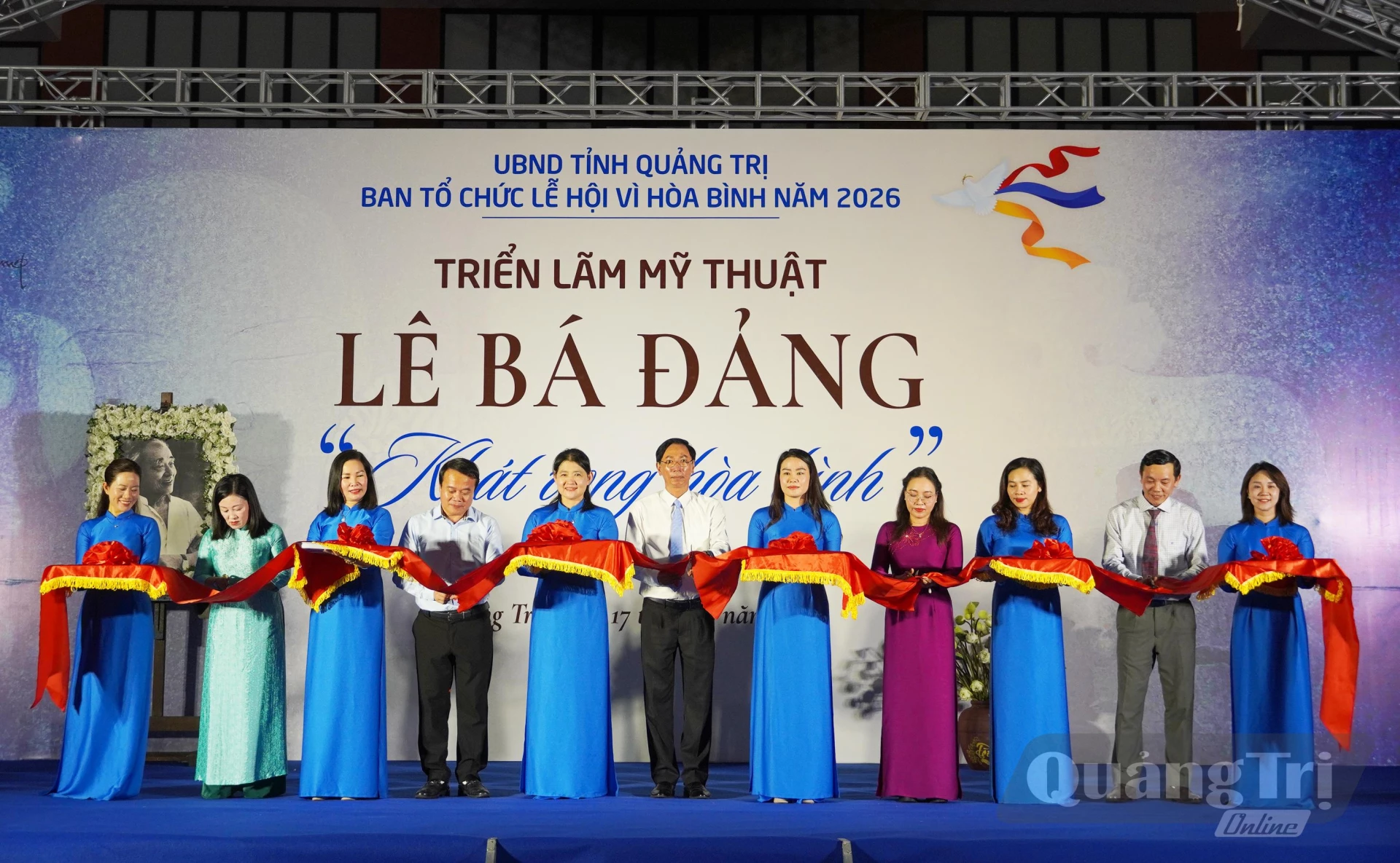Các đại biểu cắt băng khai mạc Triễn lãm mỹ thuật “Lê Bá Đảng - Khát vọng hoà bình” - Ảnh: X.P