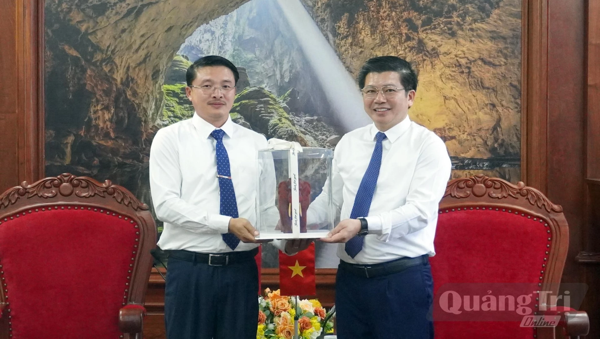 Đồng chí Chăn-sỉ-lon Sỉ-sổm-bun, Ủy viên Ban Thường vụ, Trưởng Ban Tổ chức tỉnh tặng quà lưu niệm cho Thường trực Tỉnh ủy - Ảnh: N.M