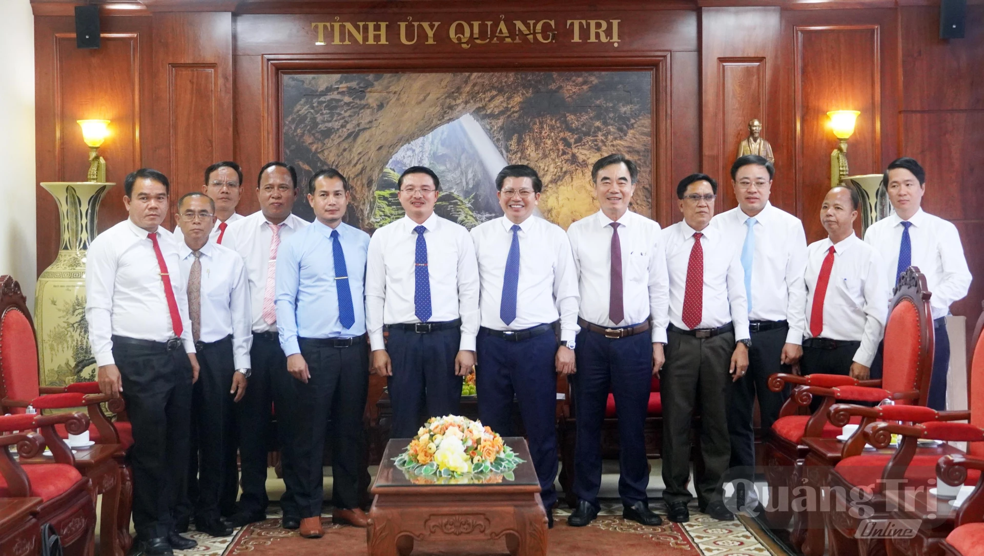 Đồng chí Trần Vũ Khiêm, Phó Bí thư Thường trực Tỉnh ủy, Trưởng đoàn ĐBQH tỉnh và lãnh đạo tỉnh chụp ảnh lưu niệm cùng đoàn công tác Ban Tổ chức tỉnh Sả Lạ Văn - Ảnh: N.M