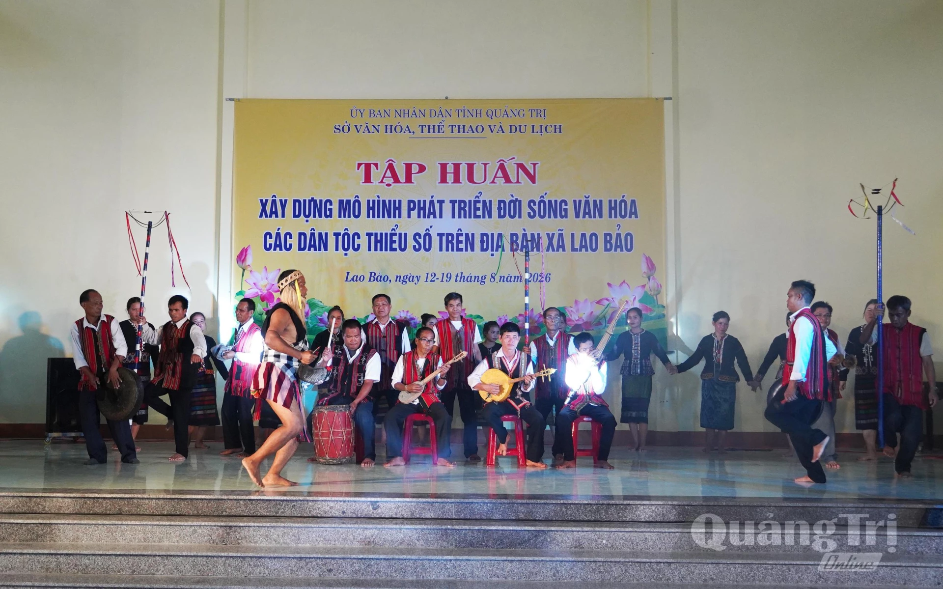 Các học viên và nghệ nhân đã cùng nhau tái hiện những làn điệu đặc trưng của người Bru-Vân Kiều - Ảnh: X.P