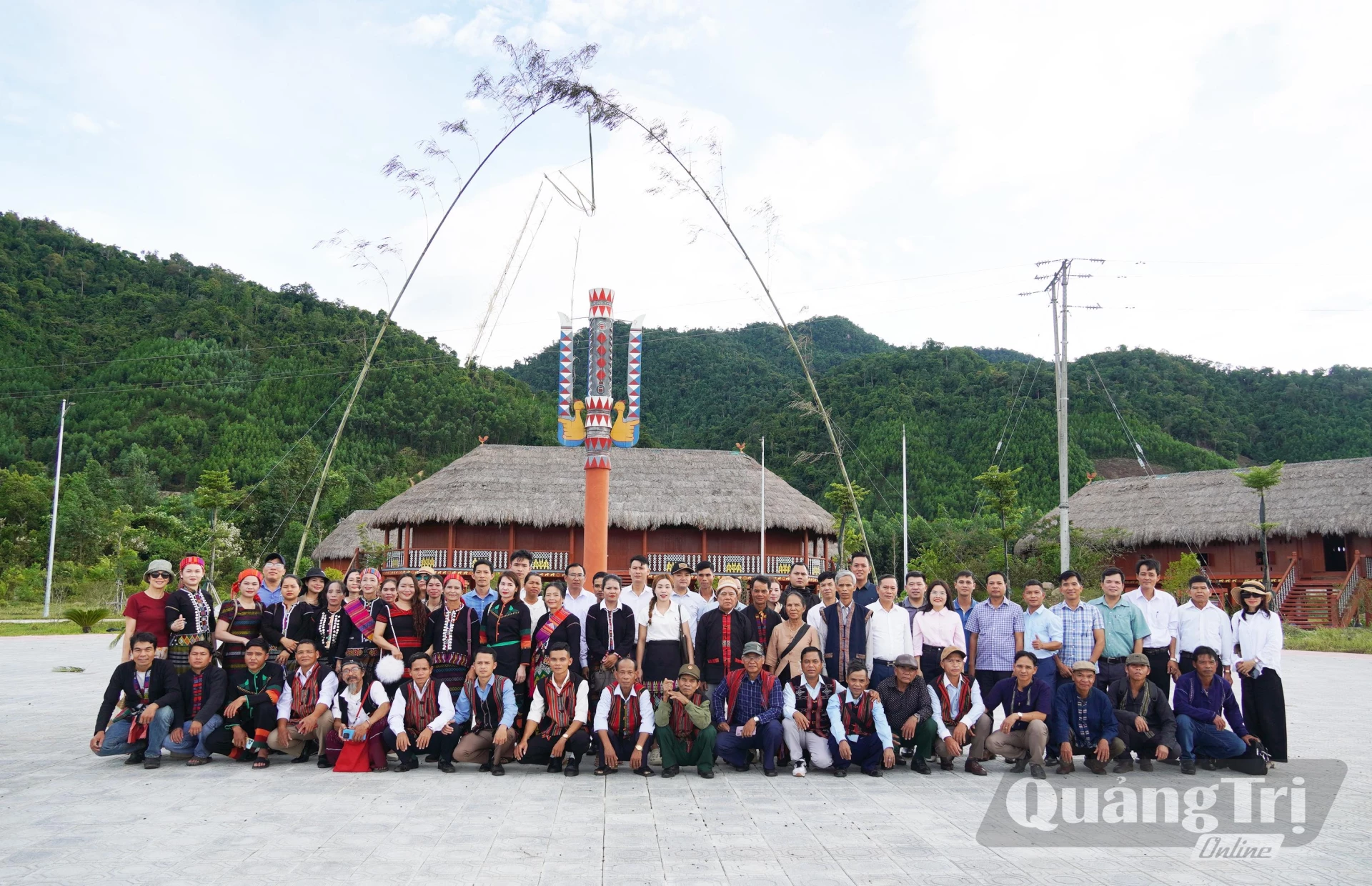 Đoàn cán bộ, nghệ nhân, già làng, trưởng bản, người có uy tín vùng đồng bào dân tộc thiểu số tỉnh Quảng Trị chụp ảnh lưu niệm tại làng văn hóa Cơ Tu, xã Khe Tre, TP. Huế - Ảnh: X.P