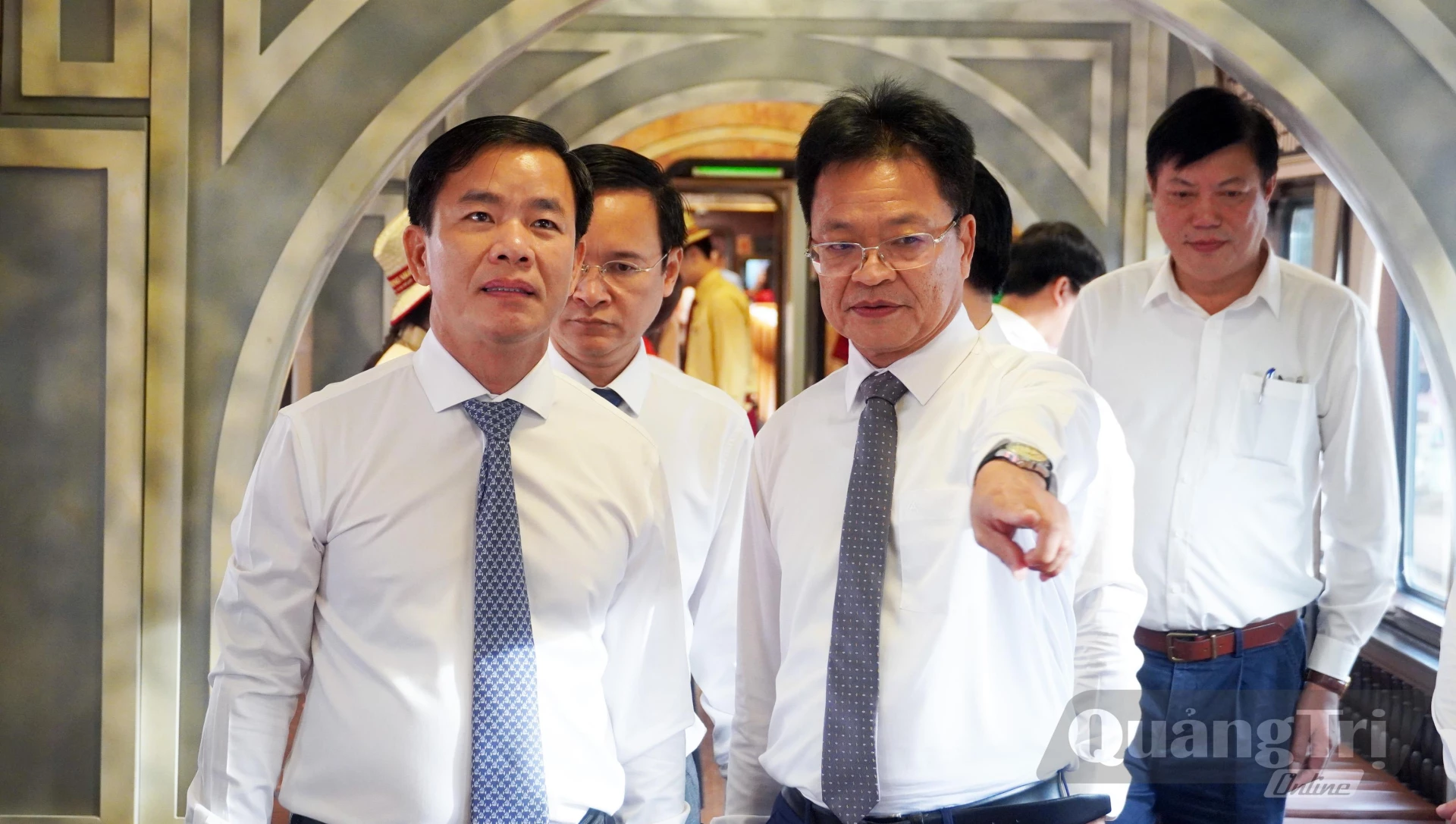 Đồng chí Bí thư Tỉnh ủy Nguyễn Văn Phương và đồng chí Chủ tịch HĐTV Tập đoàn ĐSQGVN Đặng Sỹ Mạnh cùng các đại biểu tham quan các toa tàu - Ảnh: N.M