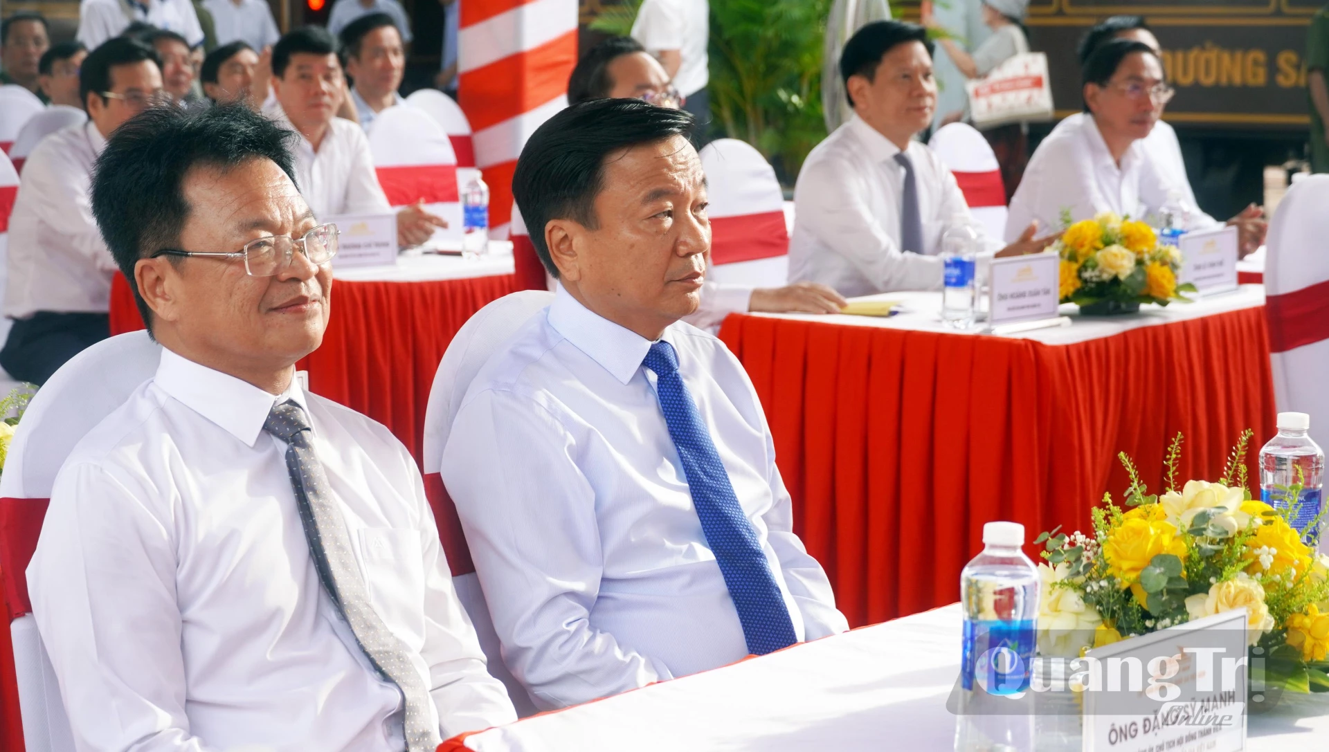 Các đồng chí lãnh đạo Bộ Xây dựng Tập đoàn ĐSQGVN Đặng Sỹ Mạnh dự lễ khai trương - Ảnh: N.M