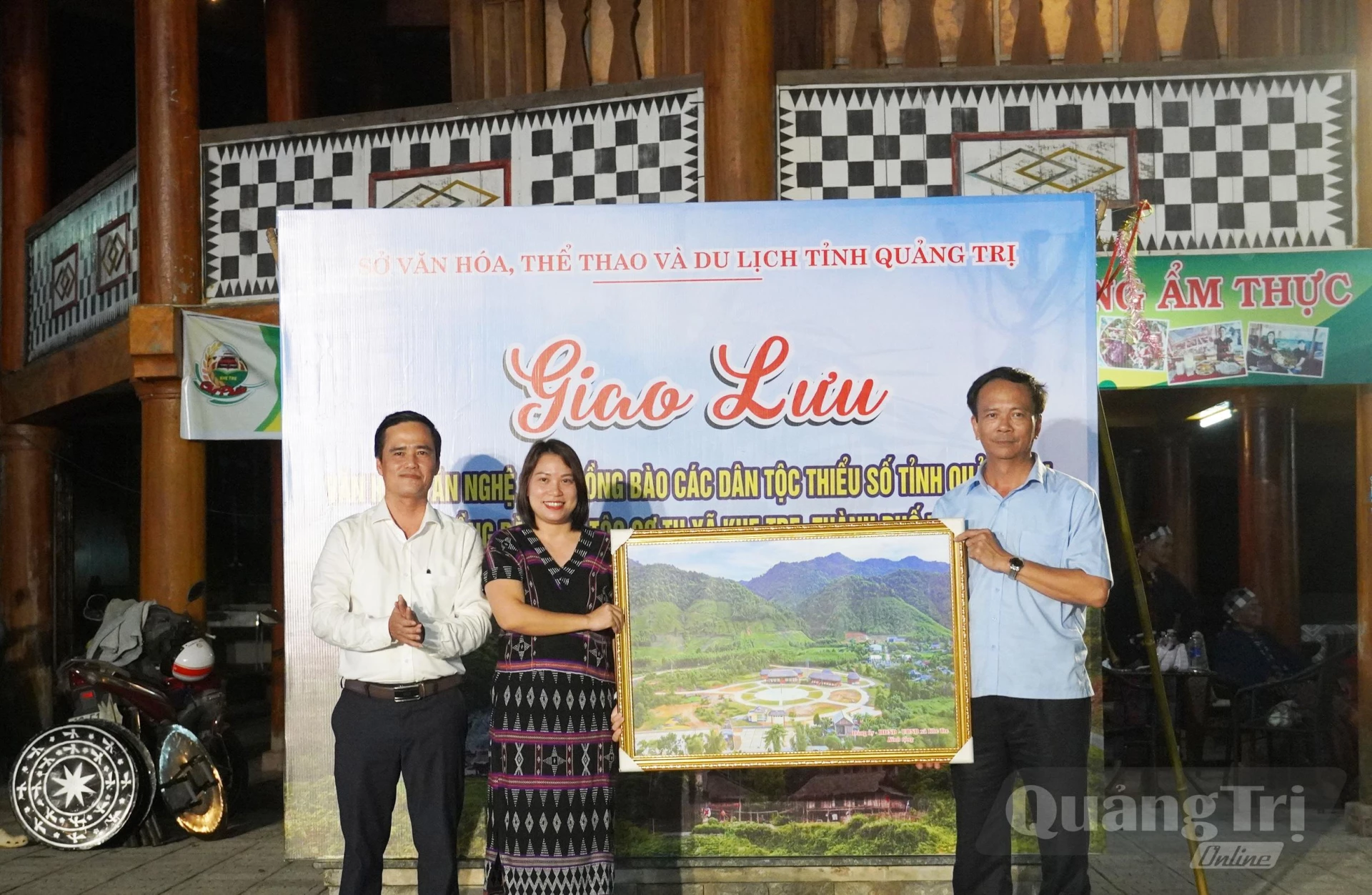 Đại diện lãnh đạo Sở Văn hóa, Thể thao và Du lịch Quảng Trị và cấp ủy, chính quyền xã Khe Tre, TP. Huế chụp ảnh, trao quà lưu niệm - Ảnh: X.P