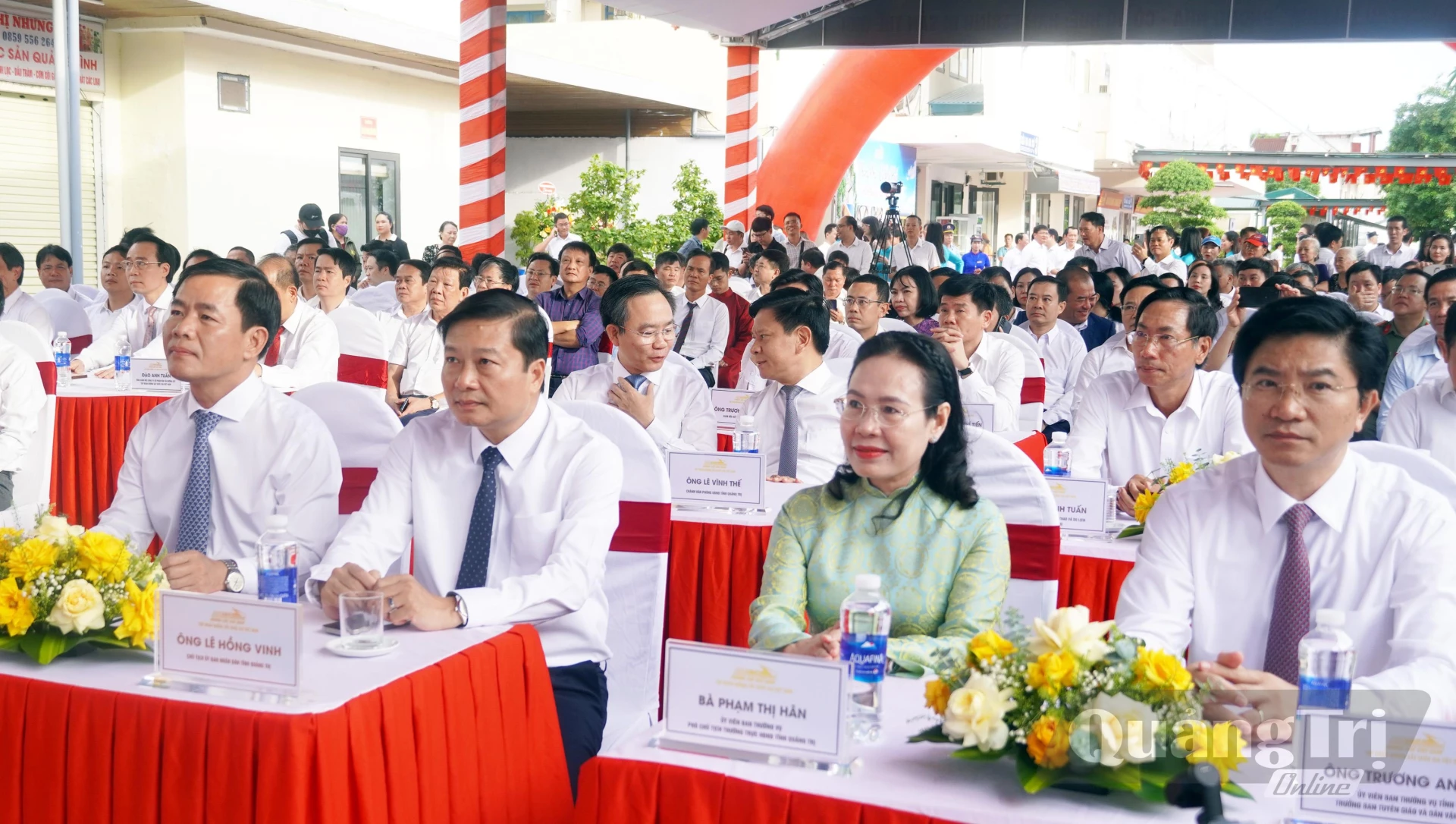 Các đồng chí lãnh đạo tỉnh dự lễ khai trương - Ảnh: N.M