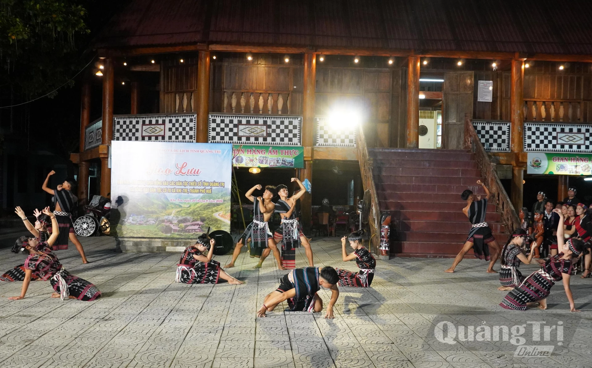 Múa truyền thống của đồng bào Cơ Tu, xã Khe Tre, TP. Huế - Ảnh: X.P