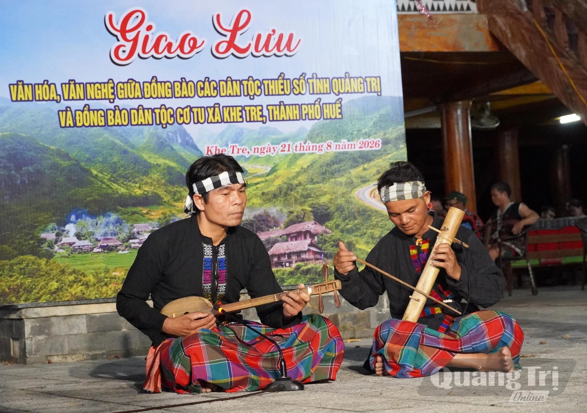 Trình diễn nhạc cụ truyền thống của người Bru-Vân Kiều, xã Khe Sanh, tỉnh Quảng Trị - Ảnh: X.P