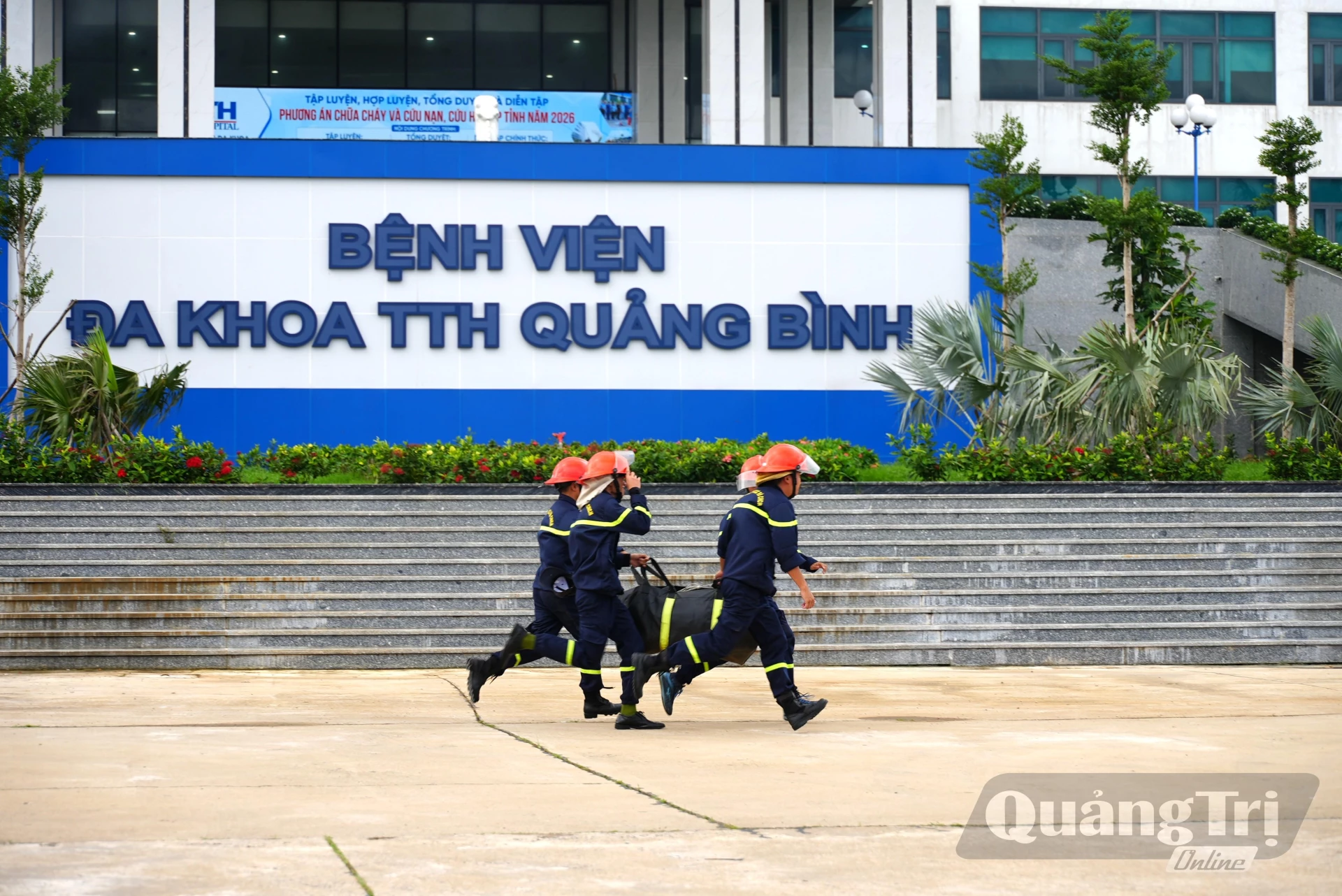 Lực lượng Cảnh sát PCCC và CNCH tham gia hợp luyện - Ảnh: T.Đ