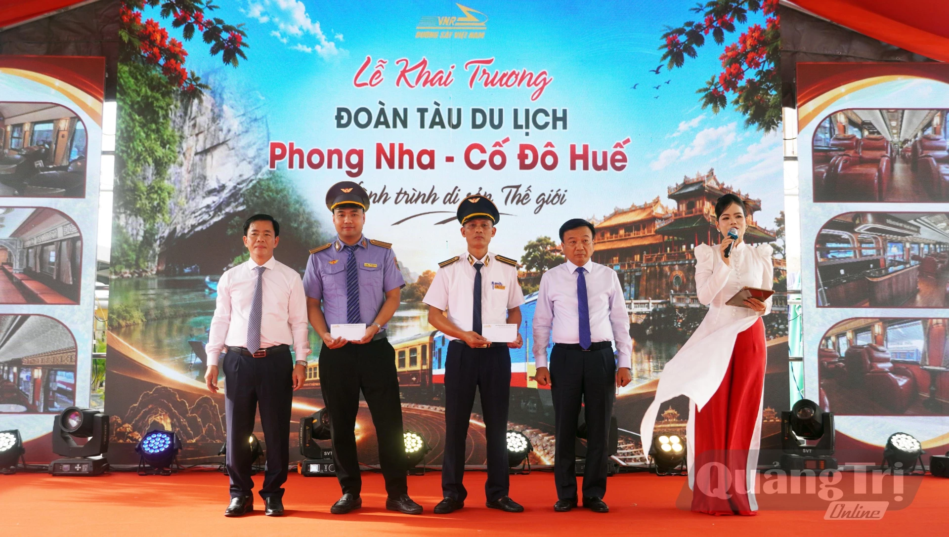 Đồng chí Bí thư Tỉnh ủy Nguyễn Văn Phương và đồng chí Thứ trưởng Bộ Xây dựng Bùi Danh Huy chúc mừng tổ tàu và ban máy - Ảnh: N.M