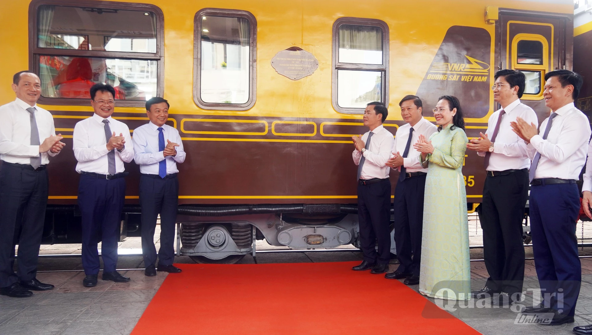 Các đại biểu gắn biển công trình chào mừng kỷ niệm 145 năm Đường sắt Việt Nam (1881-2026) và 80 năm Ngày truyền thống Đường sắt Việt Nam (21/10/1946-21/10/2026) - Ảnh: N.M
