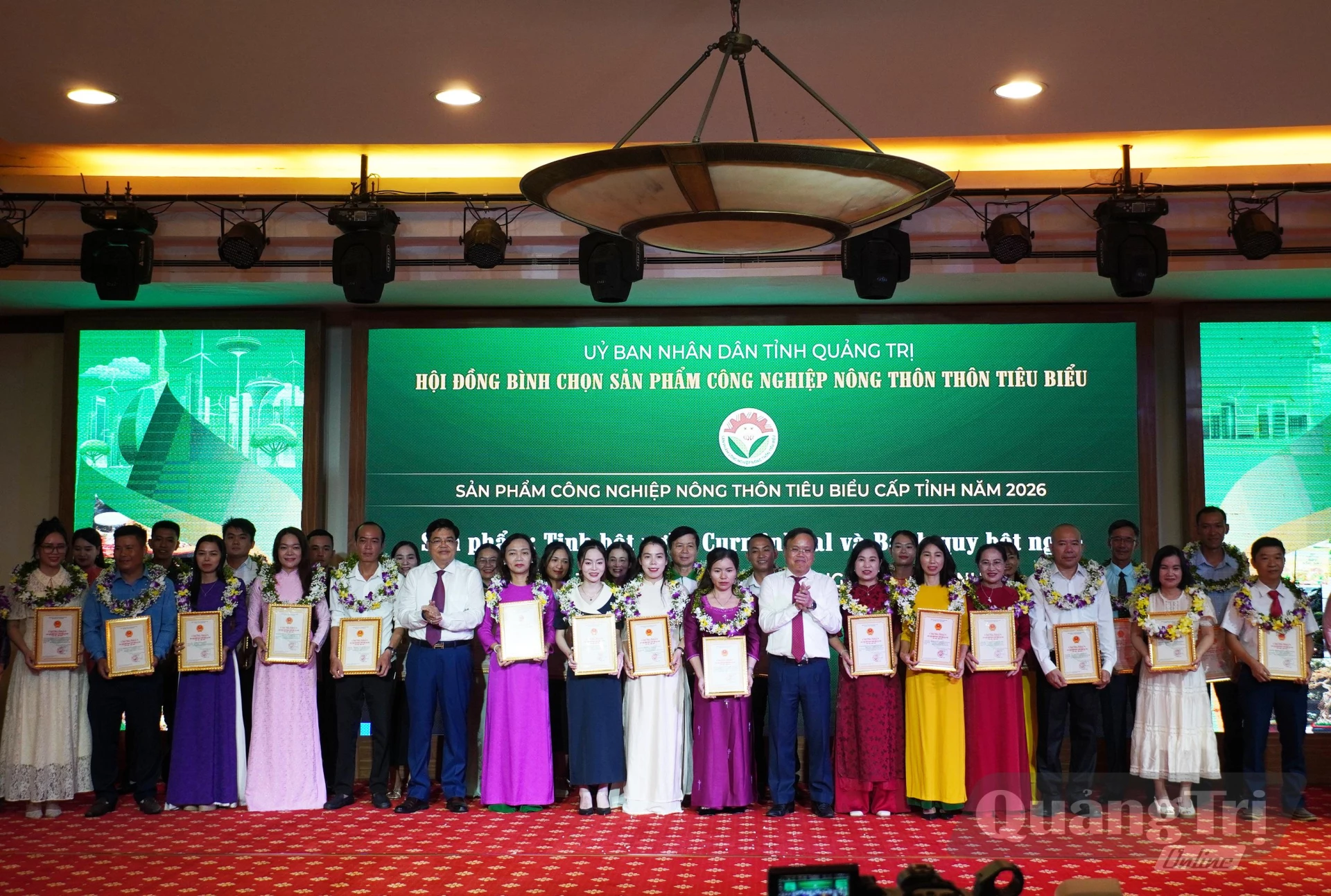 Đồng Phó Chủ tịch UBND tỉnh Lê Đức Tiến trao giấy chứng nhận sản phẩm CNNT tiêu biểu  năm 2026 cho các đơn vị - Ảnh: X.P