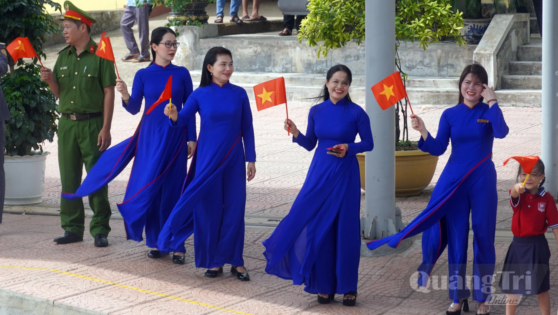 Tàu qua Đông Hà - Ảnh: N.M