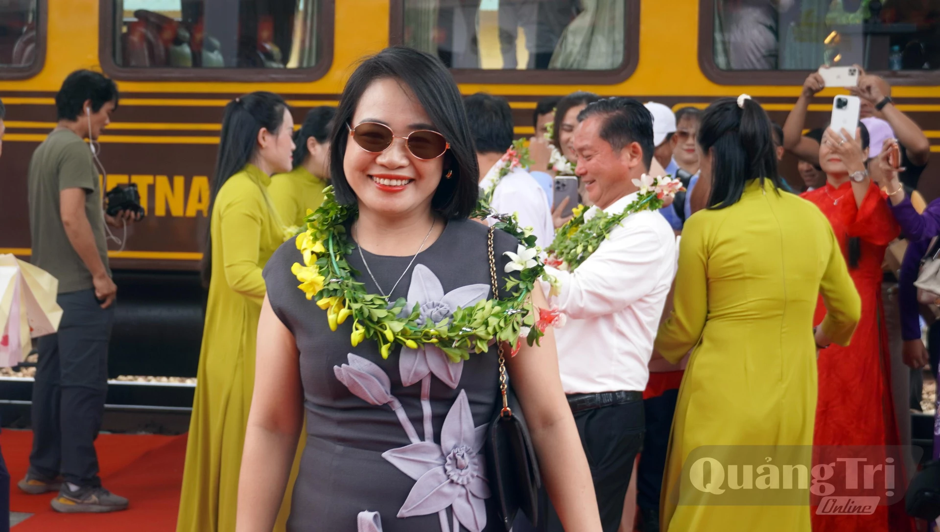 Tàu về ga Huế - Ảnh: N.M