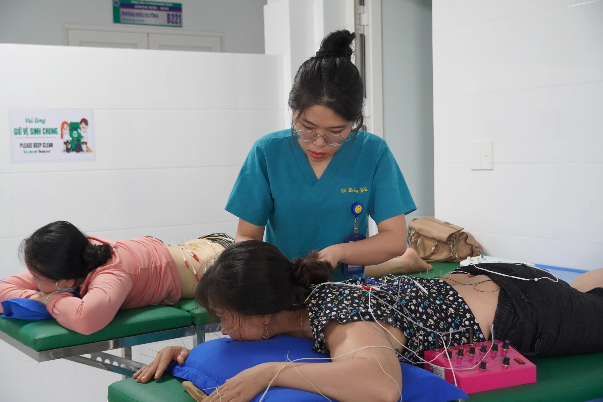 Bệnh nhân tới điều trị bằng phương pháp y học cổ truyền tại Bệnh viện đa khoa khu vực Quảng Trạch - Ảnh: H.L