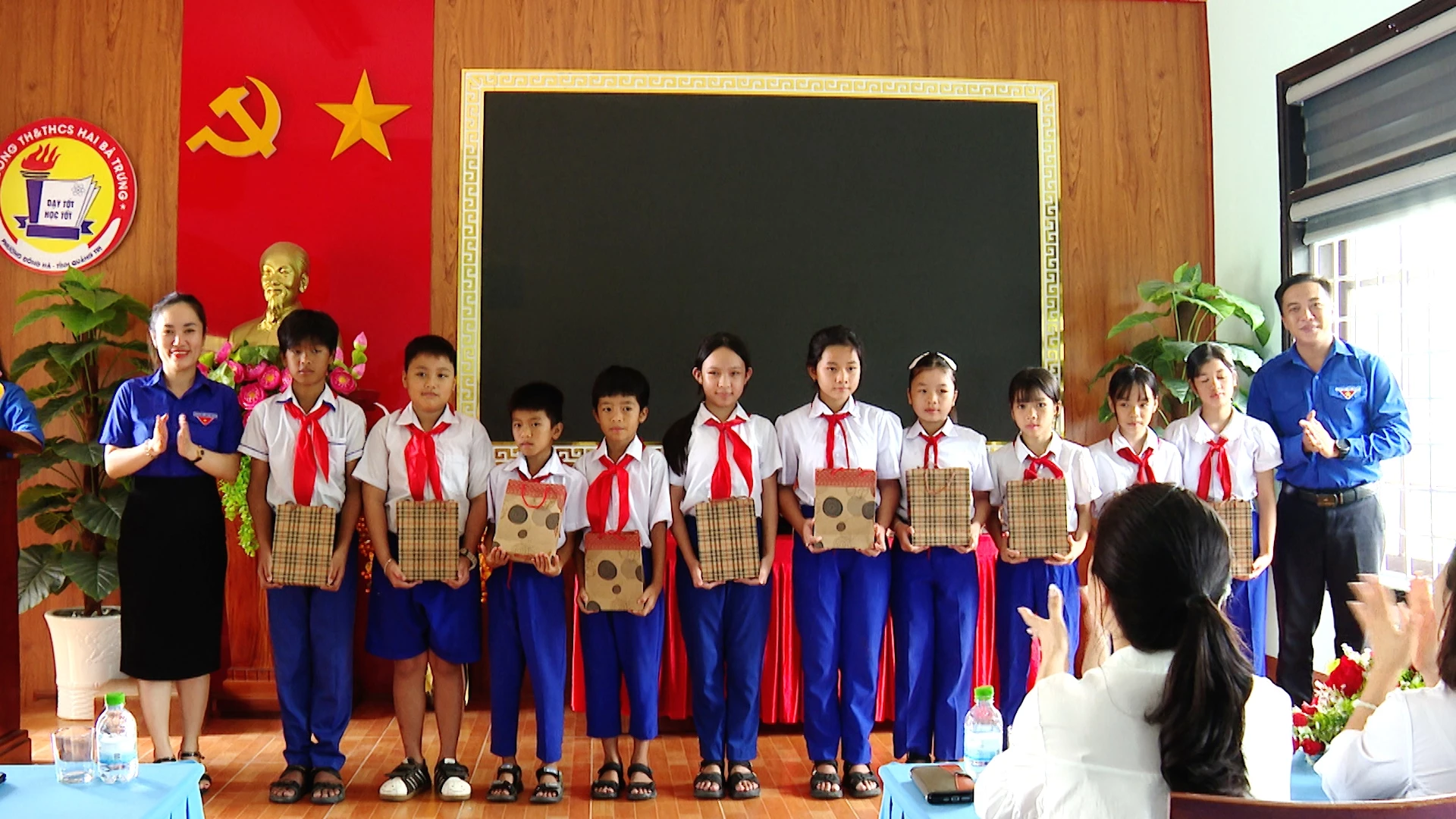 Lớp học còn tặng các em học sinh dụng cụ học tập cần thiết trước thềm năm học mới - Ảnh: ĐPĐH  

