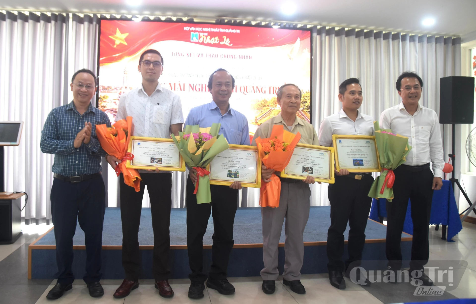 Trao chứng nhận tác phẩm ấn tượng tại triển lãm ảnh trực tuyến “Sáng mãi nghĩa tình Quảng Trị” cho các tác giả - Ảnh: Đ.V