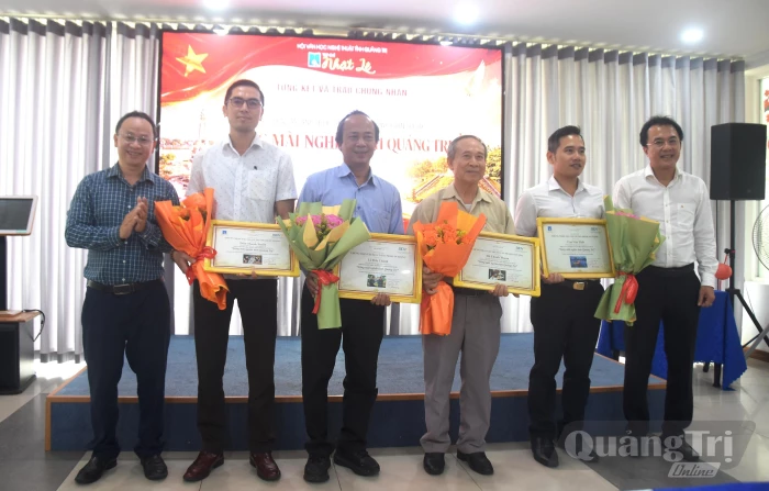 Trao chứng nhận tác phẩm ấn tượng tại triển lãm ảnh trực tuyến 'Sáng mãi nghĩa tình Quảng Trị'