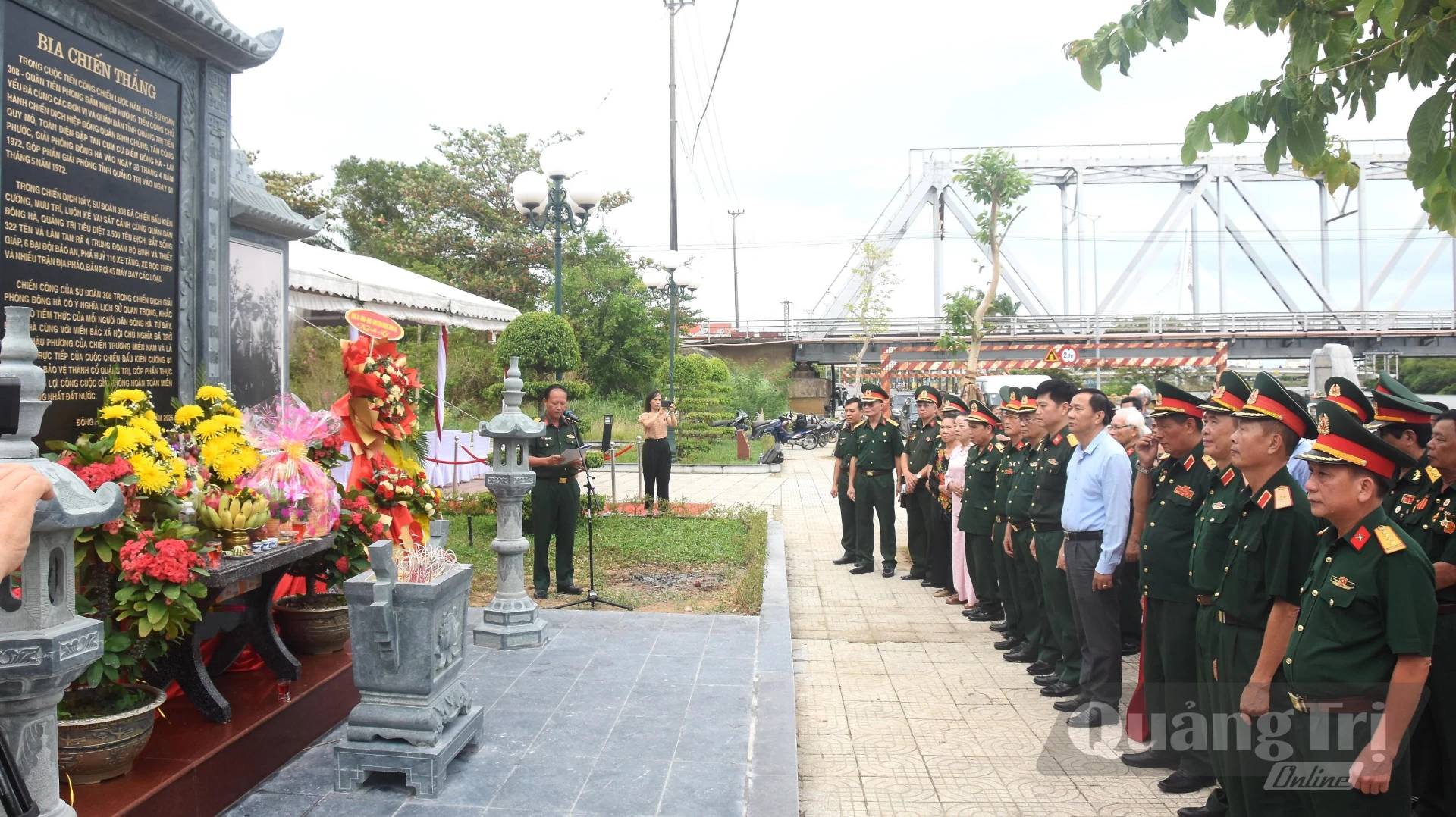 Các đại biểu tham dự lễ khánh thành “Bia chiến thắng” của Sư đoàn 308 - Quân tiên phong - Ảnh: Đ.V