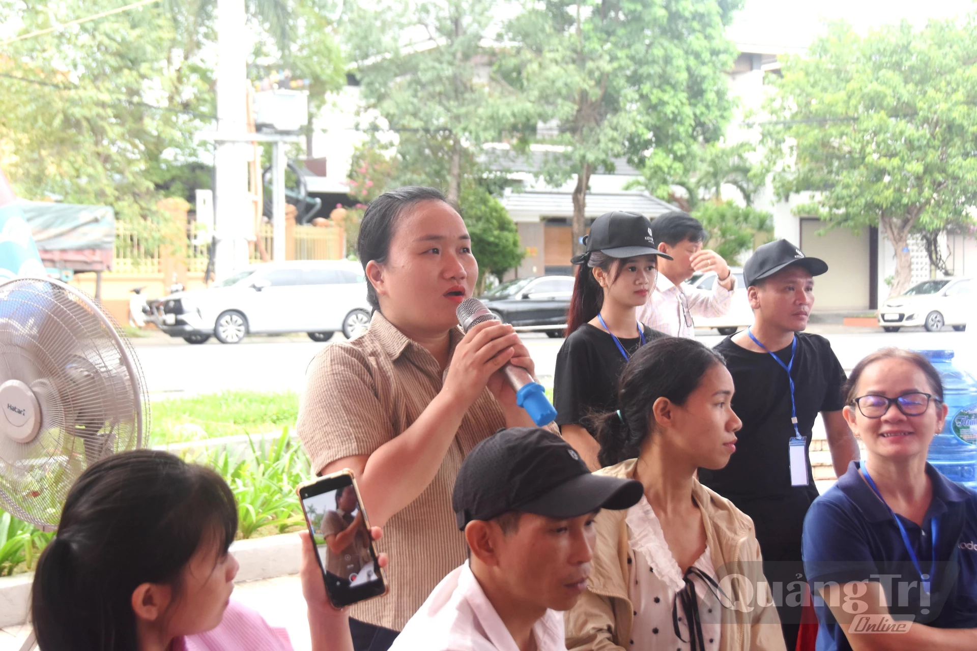 Người khuyết tật tìm hiểu các chính sách hỗ trợ việc làm - Ảnh: Đ.V
Gian hàng trưng bày sản phẩm của người khuyết tật tại ngày hội - Ảnh: Đ.V
Người khuyết tật được hướng dẫn, tư vấn việc làm từ các gian hàng của các đơn vị, doanh nghiệp - Ảnh: Đ.V