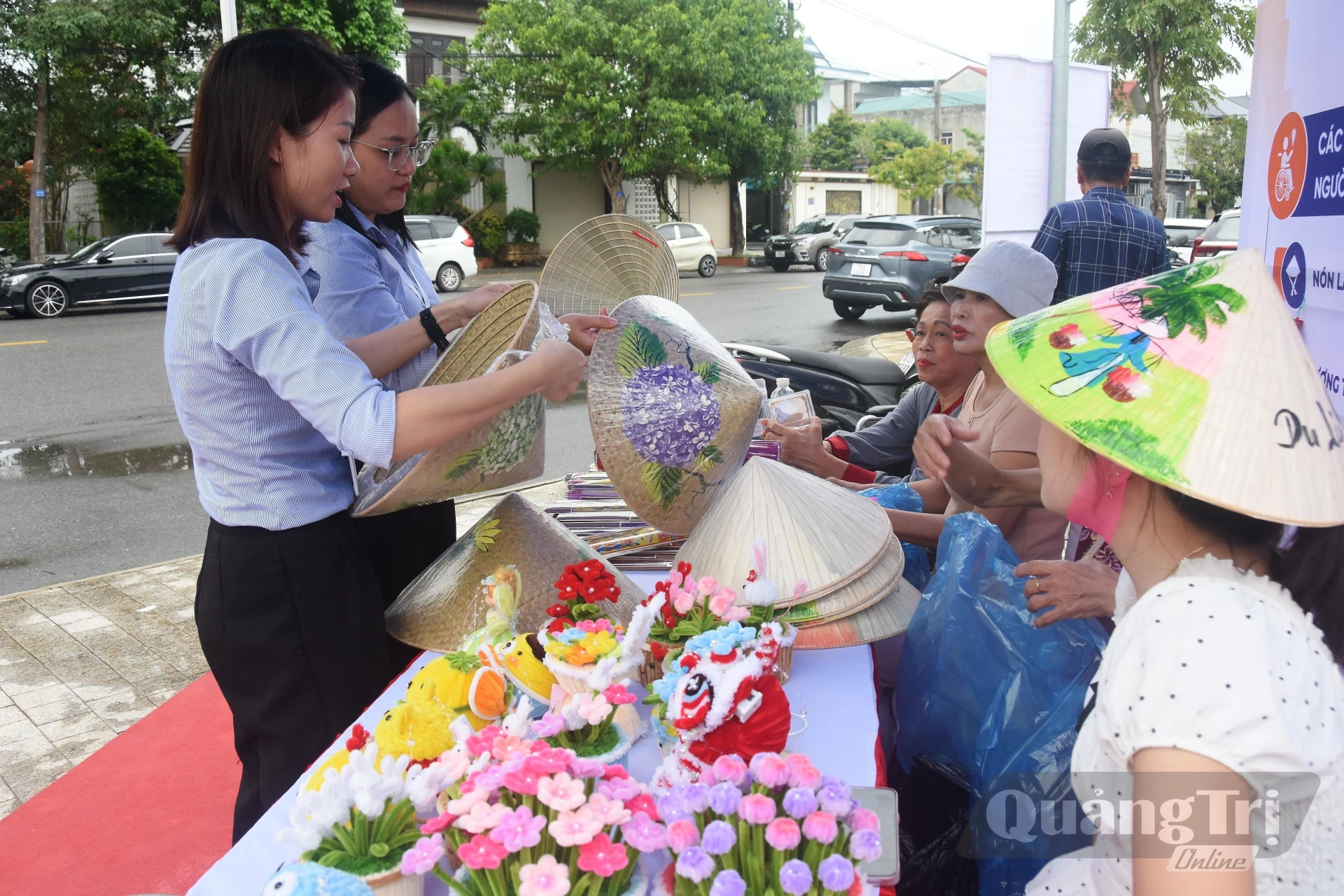 Tham quan, mua sắm tại gian hàng sản phẩm của người khuyết tật - Ảnh: Đ.V