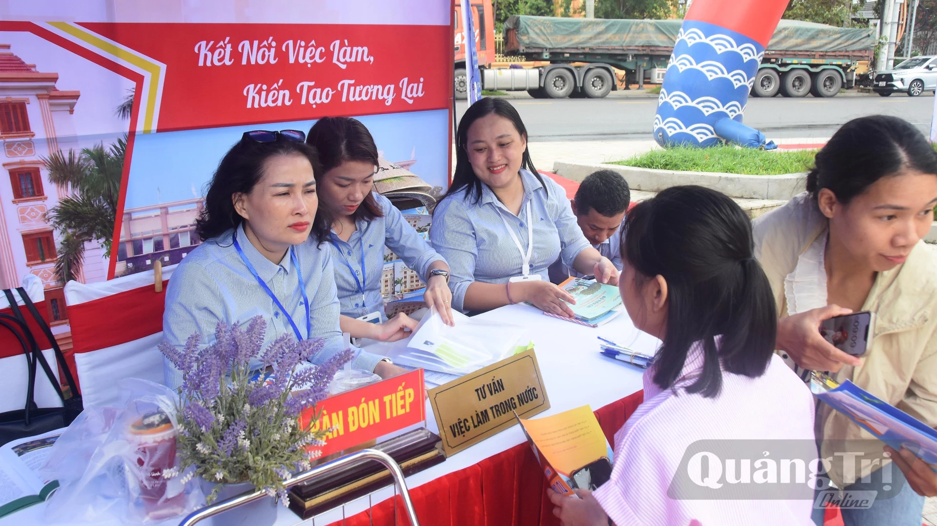 Người khuyết tật tìm kiếm cơ hội việc làm tại ngày hội - Ảnh: Đ.V