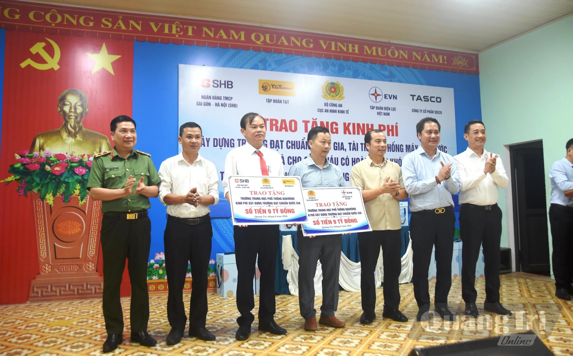 Trao tặng kinh phí xây dựng trường đạt chuẩn quốc gia cho Trường THPT Đakrông