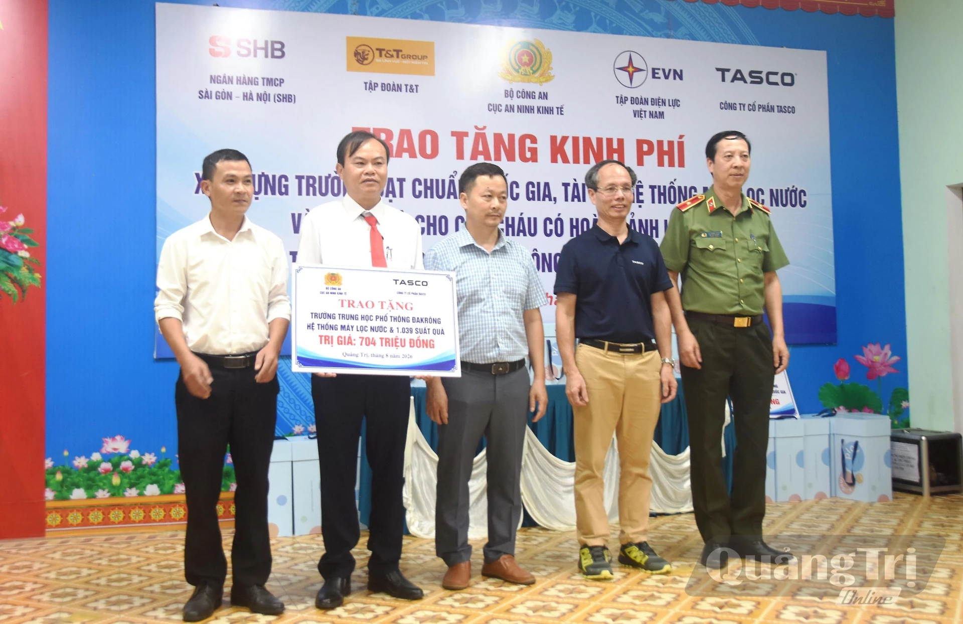 Trao hệ thống máy lọc nước và quà cho học sinh có hoàn cảnh khó khăn của nhà trường - Ảnh: Đ.V
