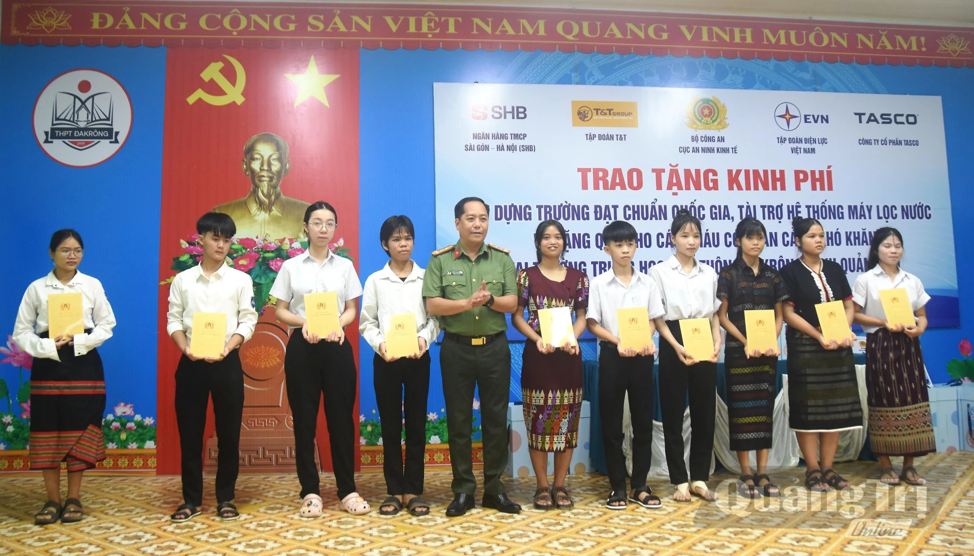 Trao quà cho các em học sinh có hoàn cảnh khó khăn - Ảnh: Đ.V