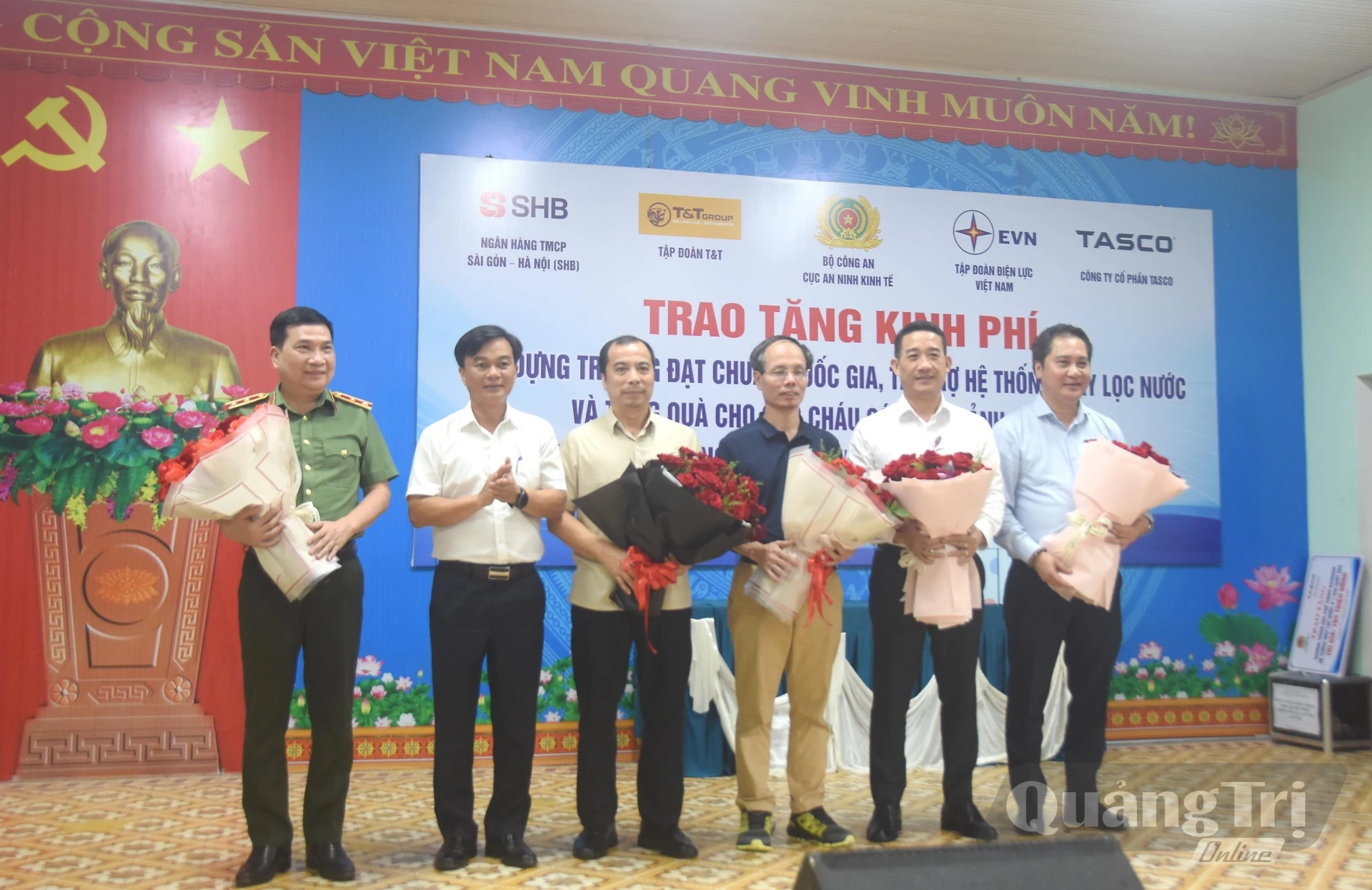 Đồng chí Nguyễn Chiến Thắng, Phó Bí thư Tỉnh ủy, Chủ tịch Ủy ban MTTQ Việt Nam tỉnh trao tặng hoa tri ân các đơn vị đồng hành - Ảnh: Đ.V