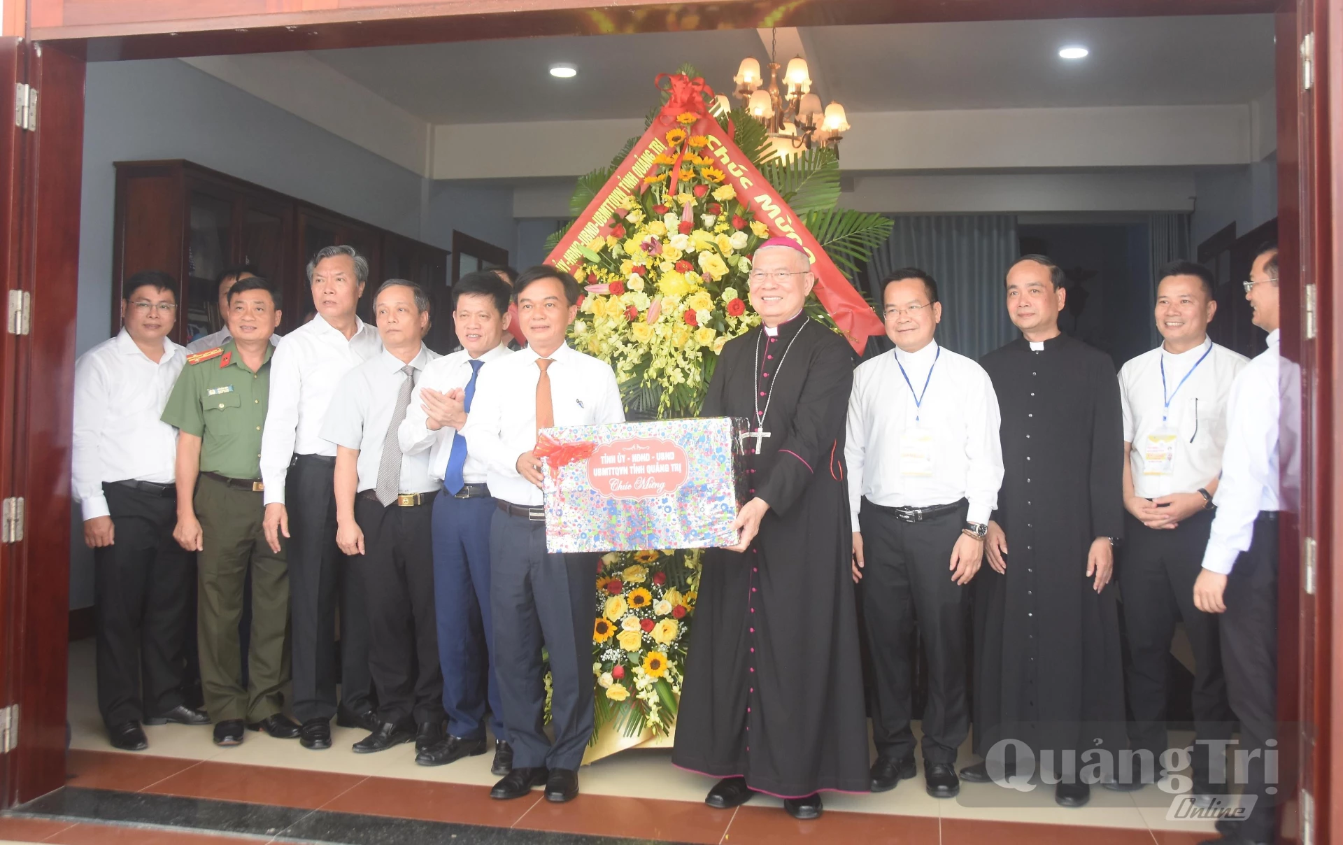 Các đồng chí lãnh đạo tỉnh trao tặng hoa, quà chúc mừng nhân dịp Đại hội hành hương Đức mẹ La Vang lần thứ 32 – năm 2026 - Ảnh: Đ.V