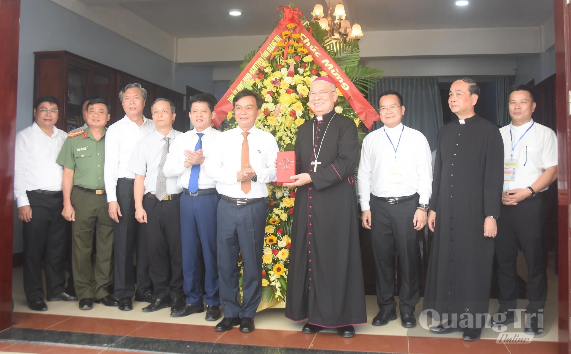 Các đồng chí lãnh đạo tỉnh trao tặng hoa, quà chúc mừng nhân dịp Đại hội hành hương Đức mẹ La Vang lần thứ 32 – năm 2026 - Ảnh: Đ.V