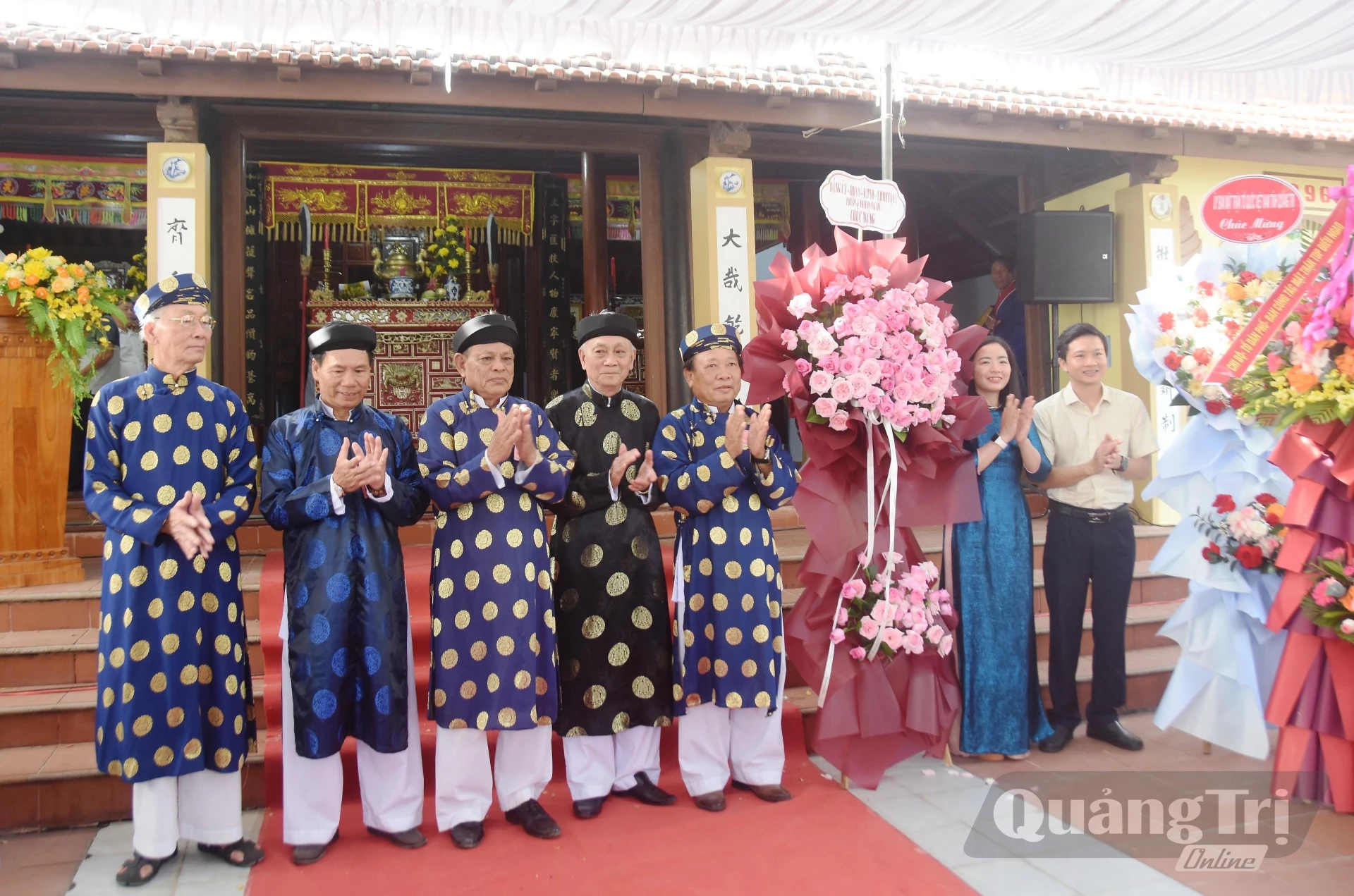 Lãnh đạo phường Nam Đông Hà tặng hoa chúc mừng Đại lễ Tế Thu làng Điếu Ngao năm Bính Ngọ - 2026 - Ảnh: Đ.V