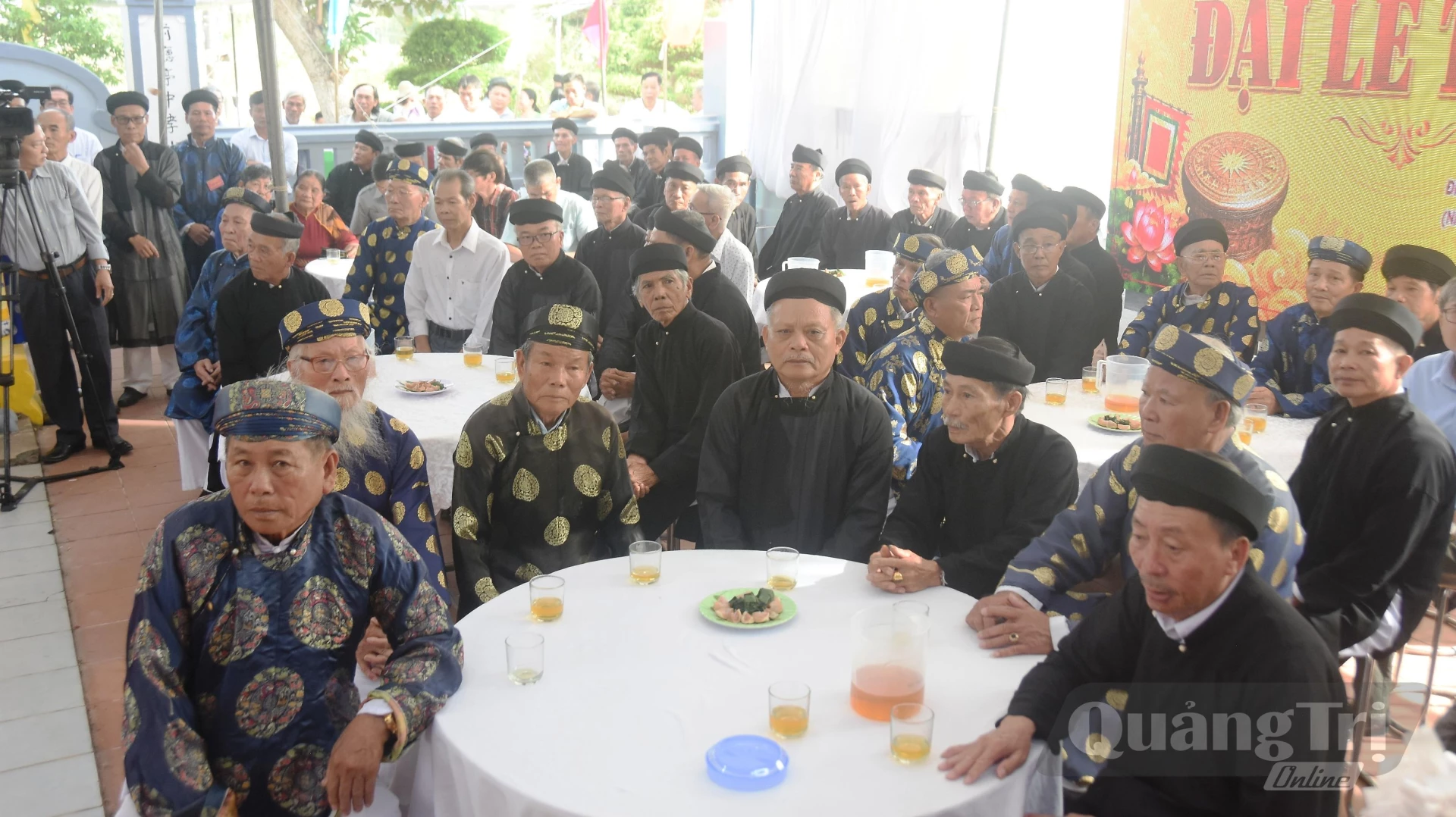 Đại diện các họ tộc, các bậc cao niên làng Điếu Ngao và đại diện các làng lân cận tham dự buổi lễ - Ảnh: Đ.V