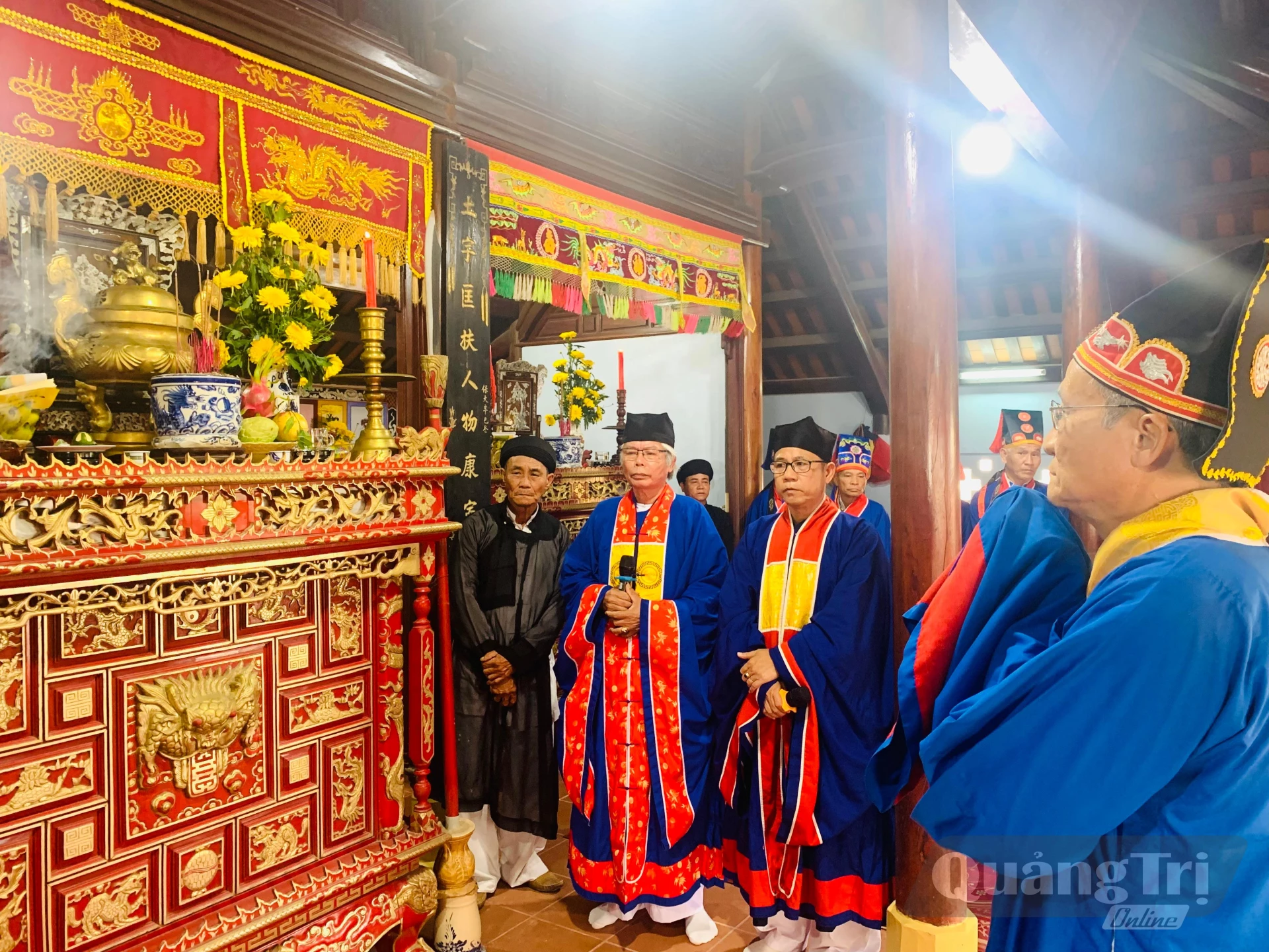 Đại diện làng Điếu Ngao cử hành lễ chánh tế thần linh tiên tổ - Ảnh: Đ.V