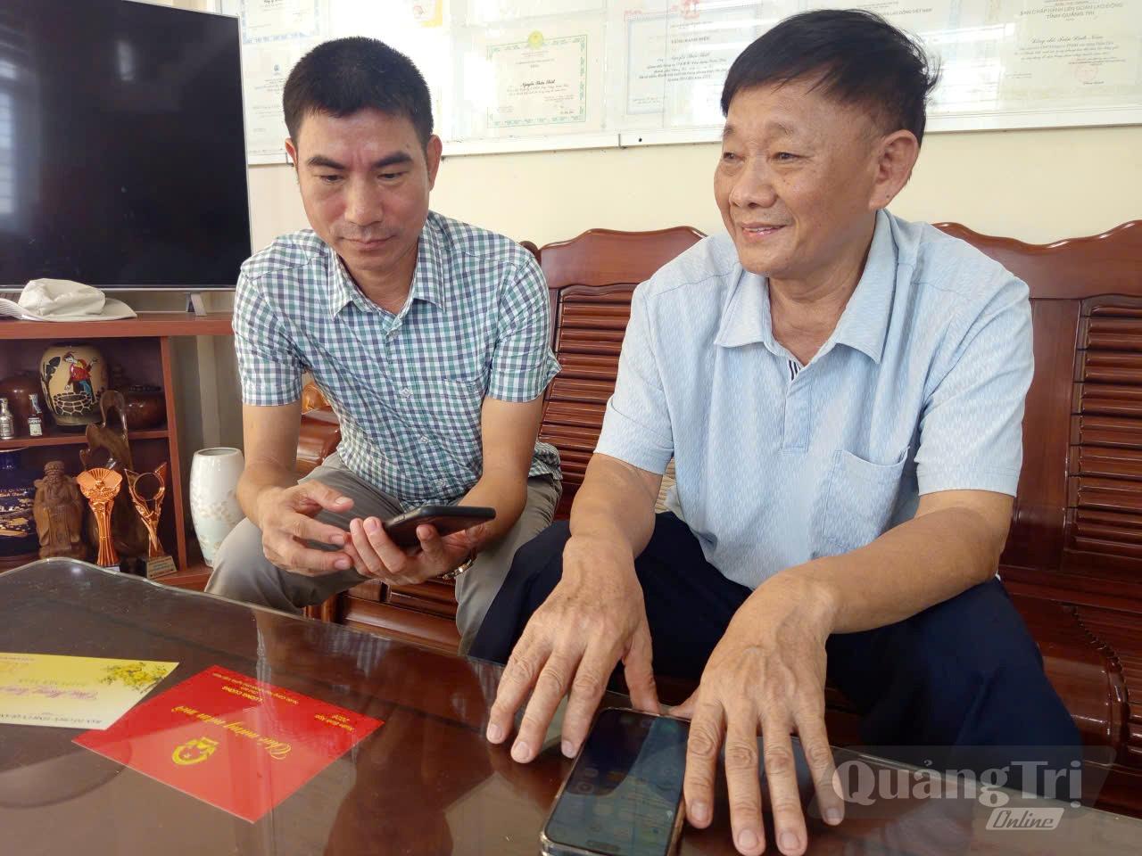 Cựu chiên binh Nguyễn Thân Thiết trò chuyện với phóng viên - Ảnh: Đ.V 
