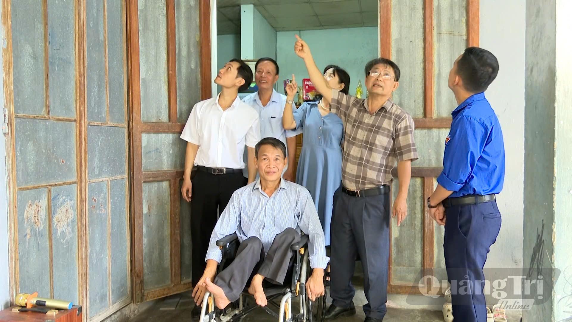 Lãnh đạo các chi bộ, tổ dân phố đến thăm các gia đình có hoàn cảnh khó khăn - Ảnh: Đ.V 