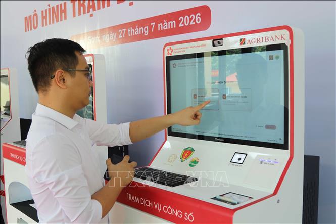Người dân trải nghiệm Trạm dịch vụ công số tại phường Đông Kinh, tỉnh Lạng Sơn. Ảnh: Quang Duy/TTXVN 